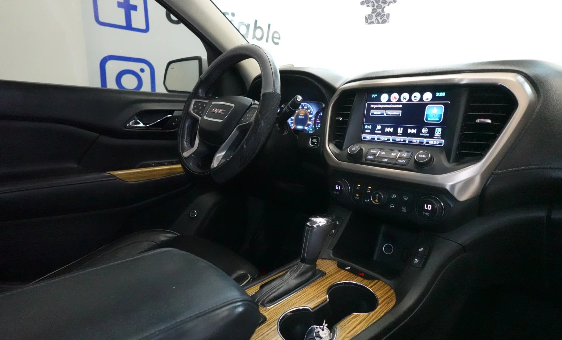 GMC Acadia Denali 2017 — interior 5 de 6