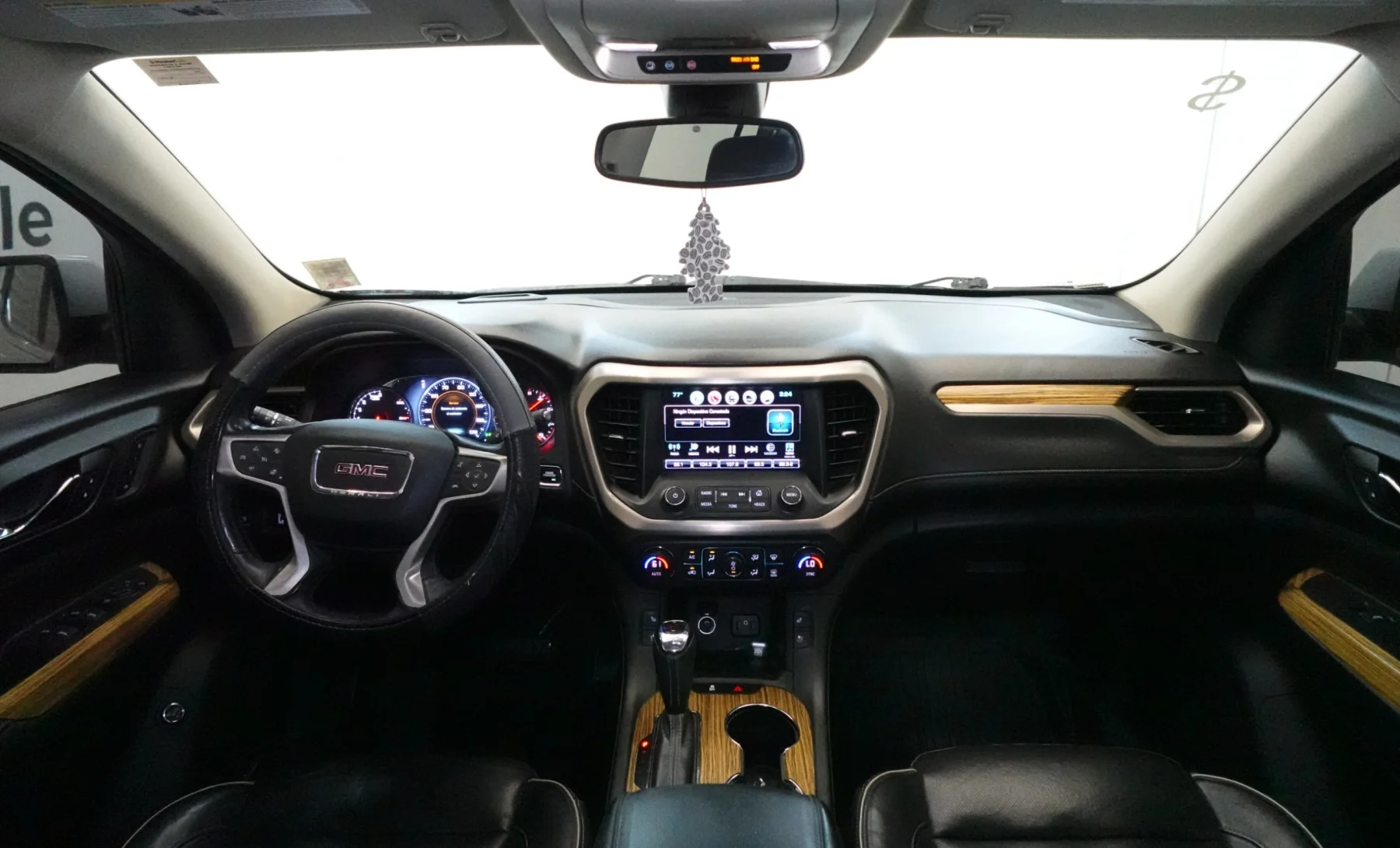 GMC Acadia Denali 2017 — interior 4 de 6
