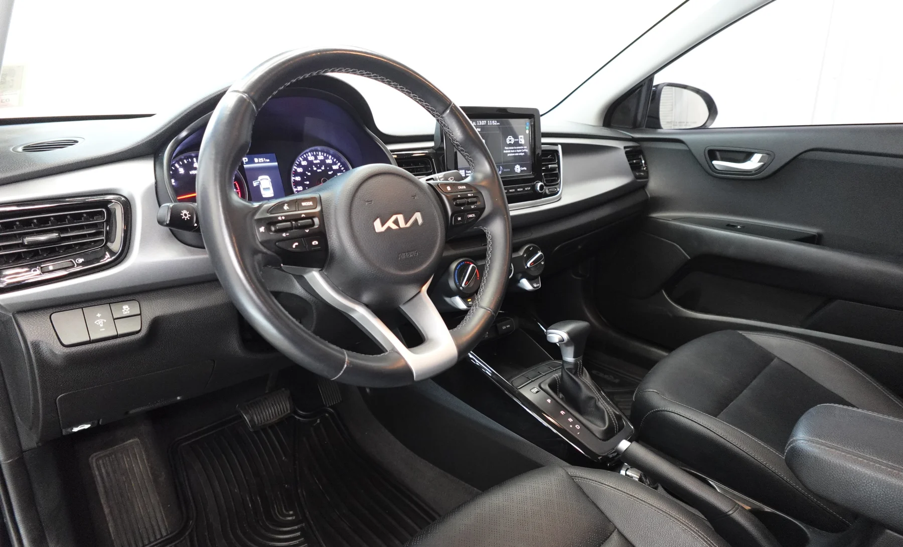 Kia Rio EX 2023 — interior 1 de 10
