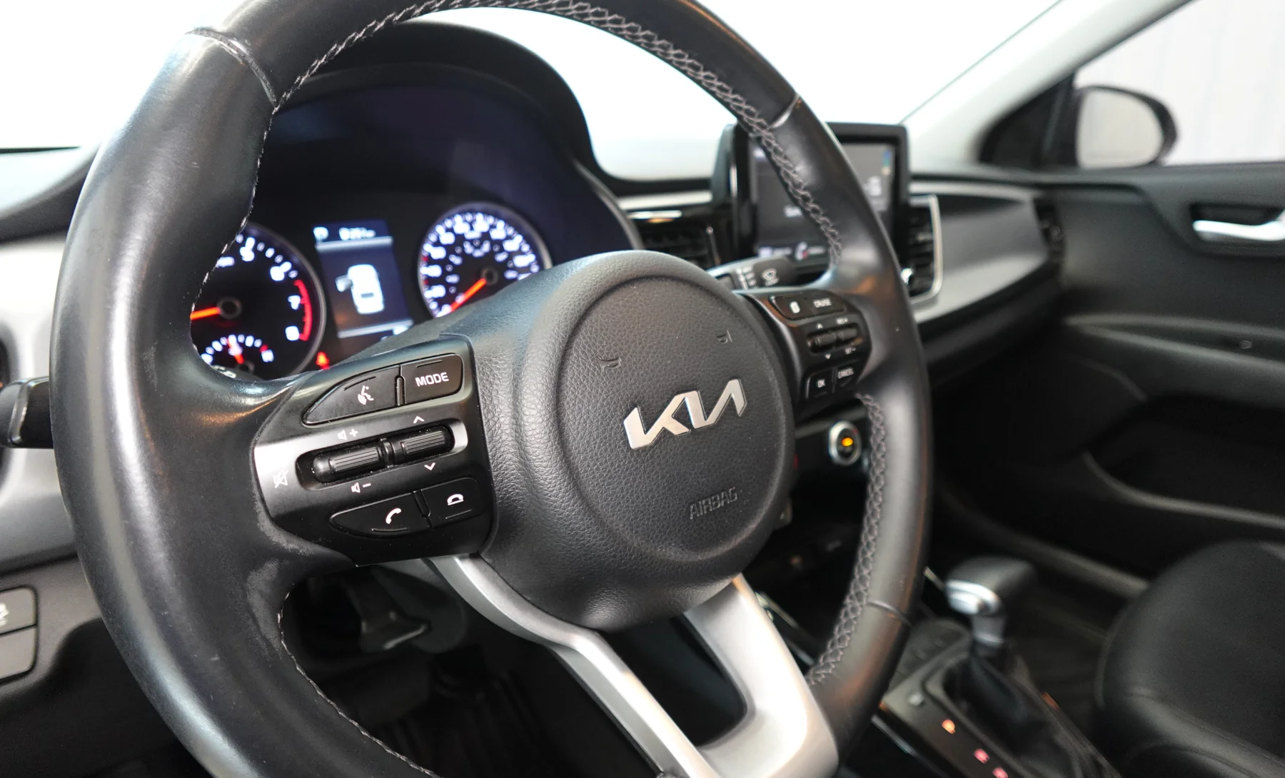 Kia Rio EX 2023 — interior 2 de 10