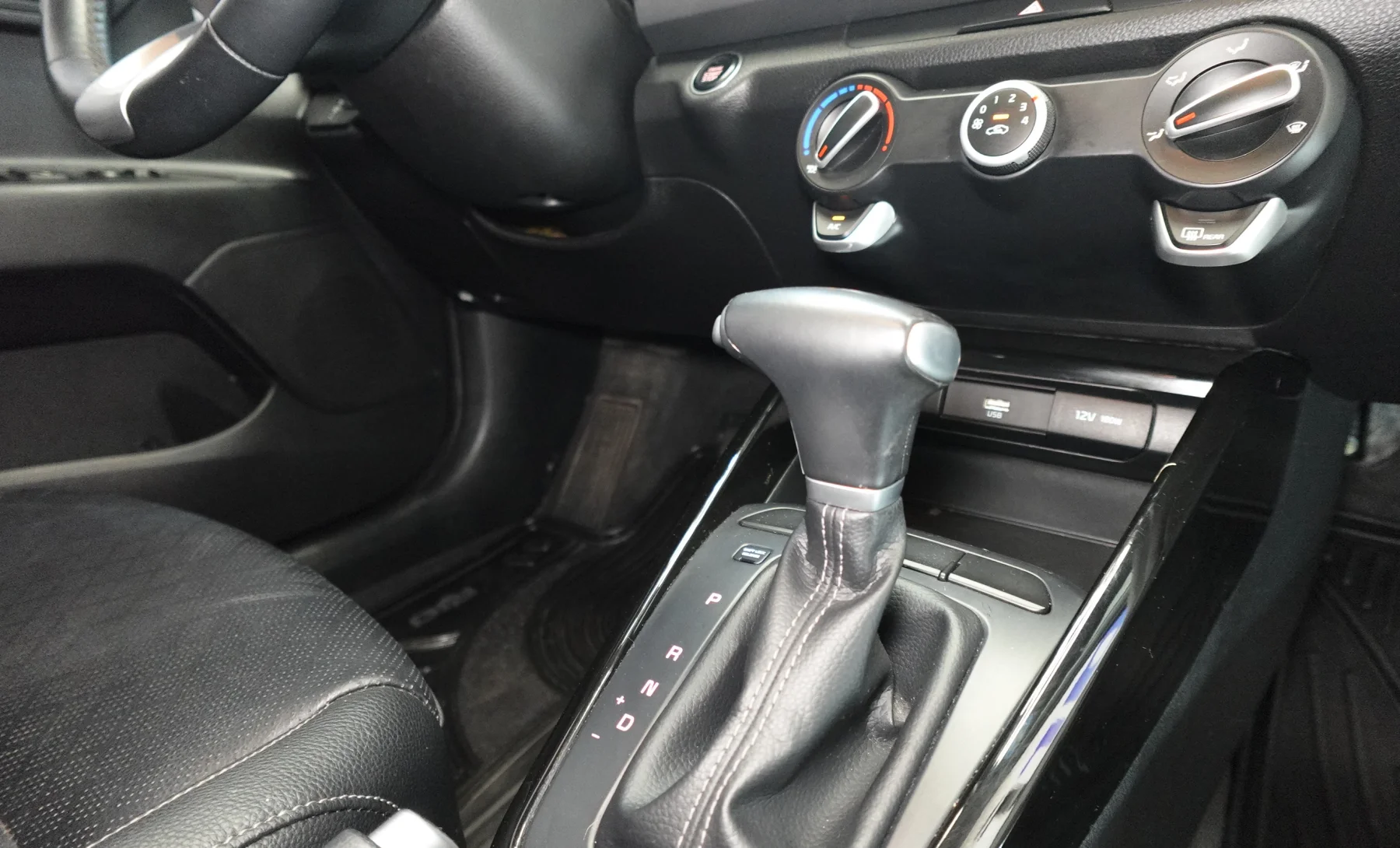 Kia Rio EX 2023 — interior 5 de 10