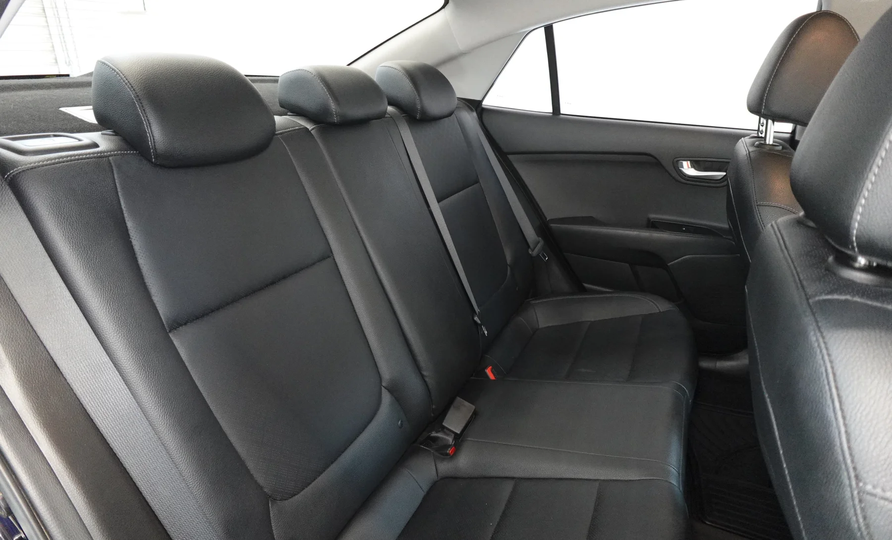 Kia Rio EX 2023 — interior 7 de 10