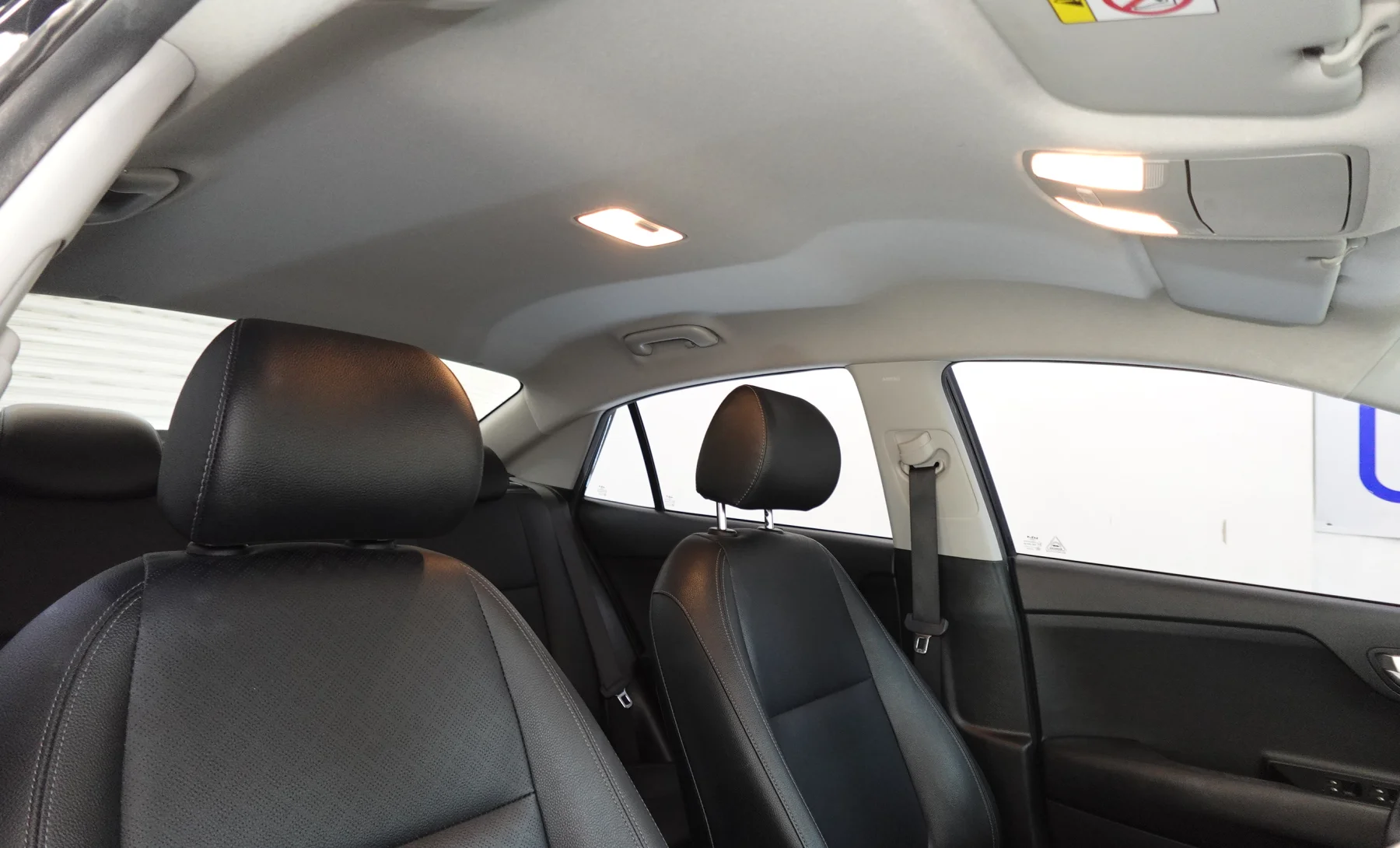 Kia Rio EX 2023 — interior 10 de 10