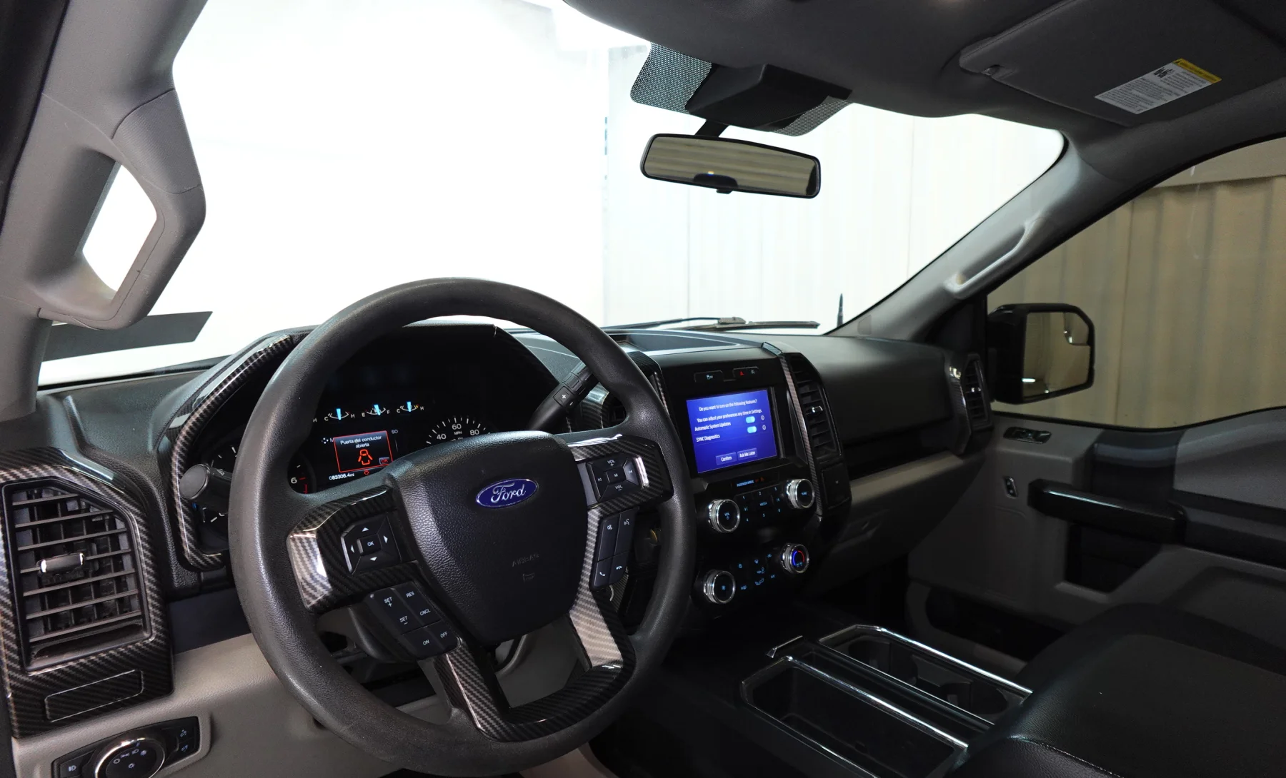 Ford F-150 XLT 2019 — interior 2 de 10