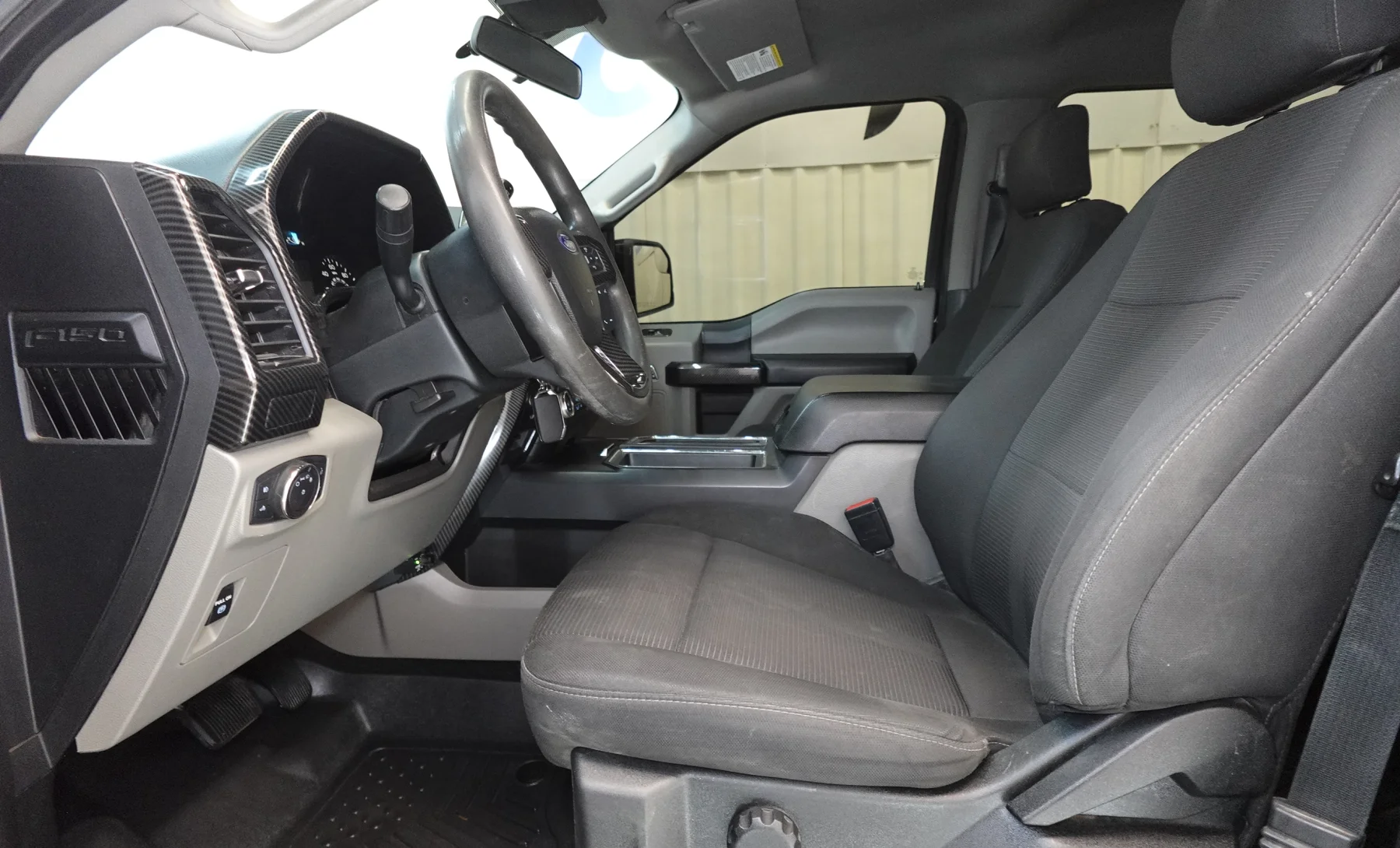 Ford F-150 XLT 2019 — interior 4 de 10