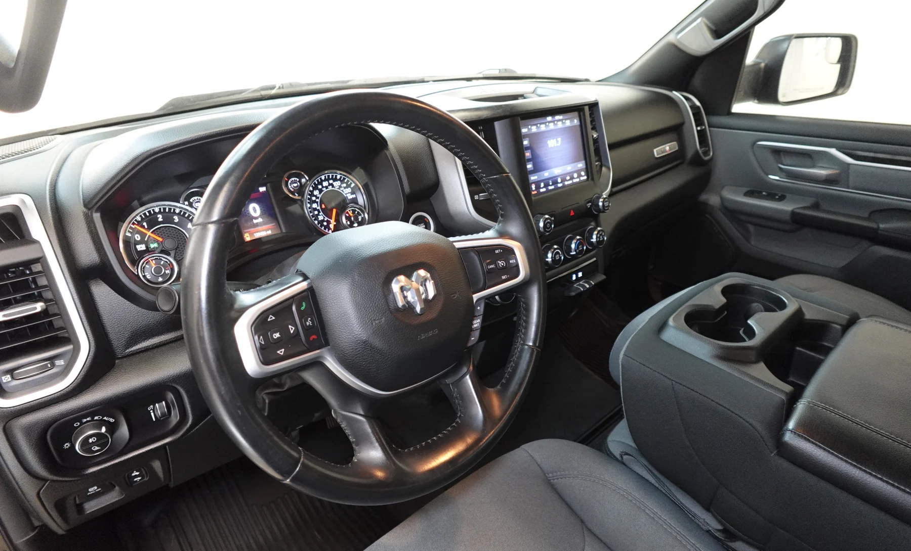 RAM 1500 Big Horn 2021 — interior 1 de 9