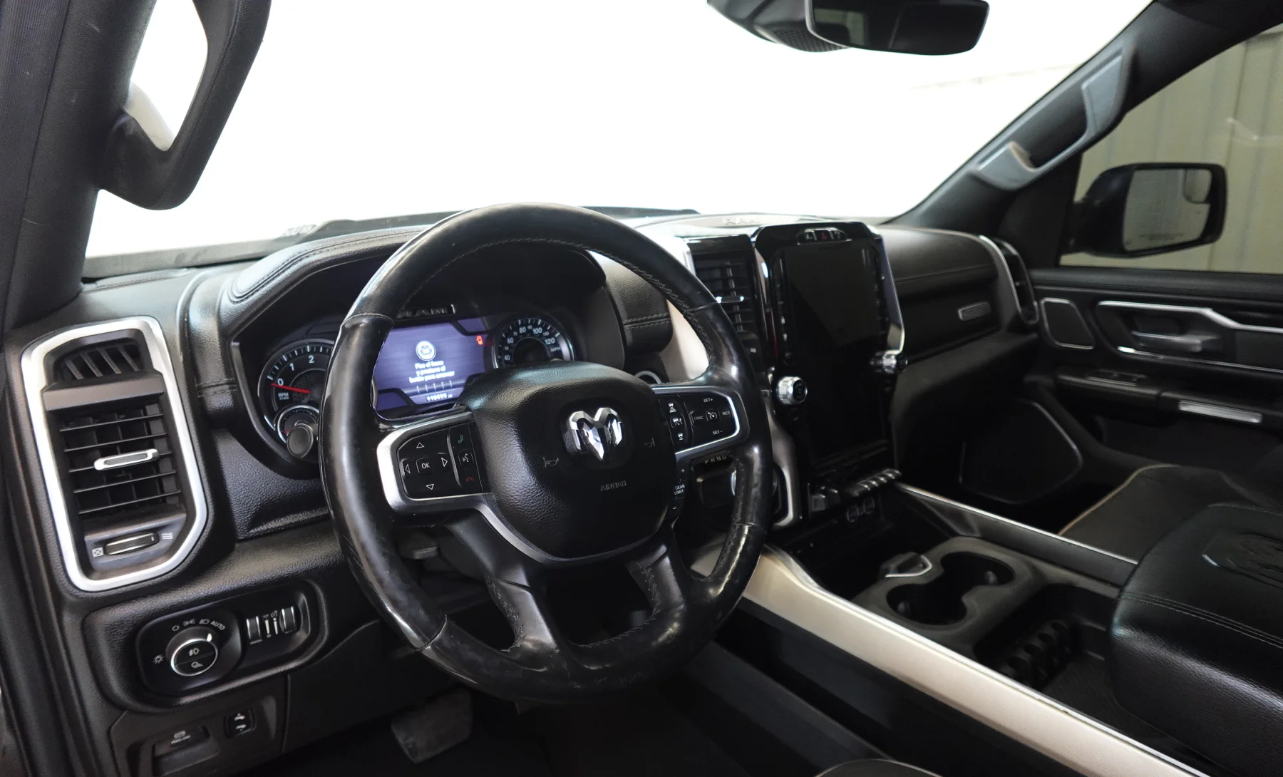 RAM 1500 Laramie 2019 — interior 1 de 9