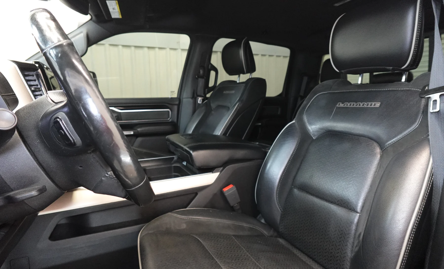 RAM 1500 Laramie 2019 — interior 2 de 9