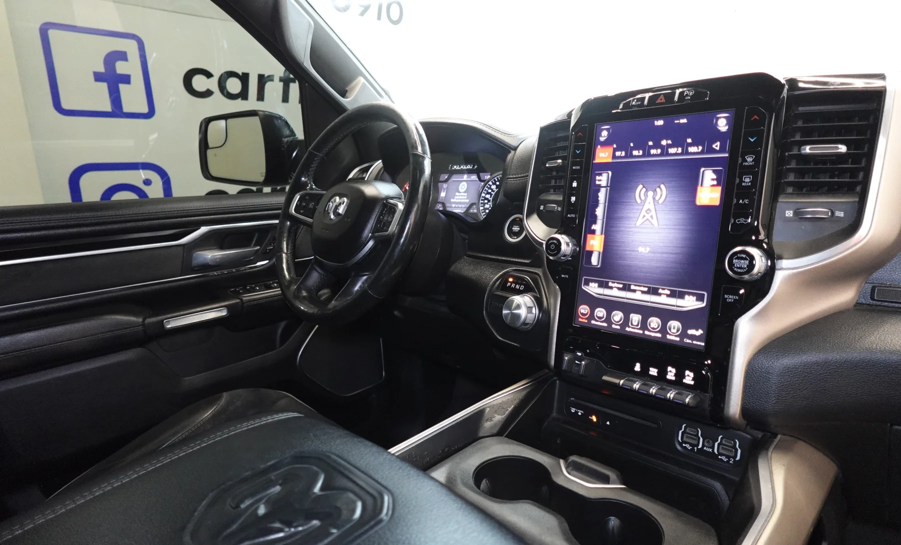RAM 1500 Laramie 2019 — interior 3 de 9