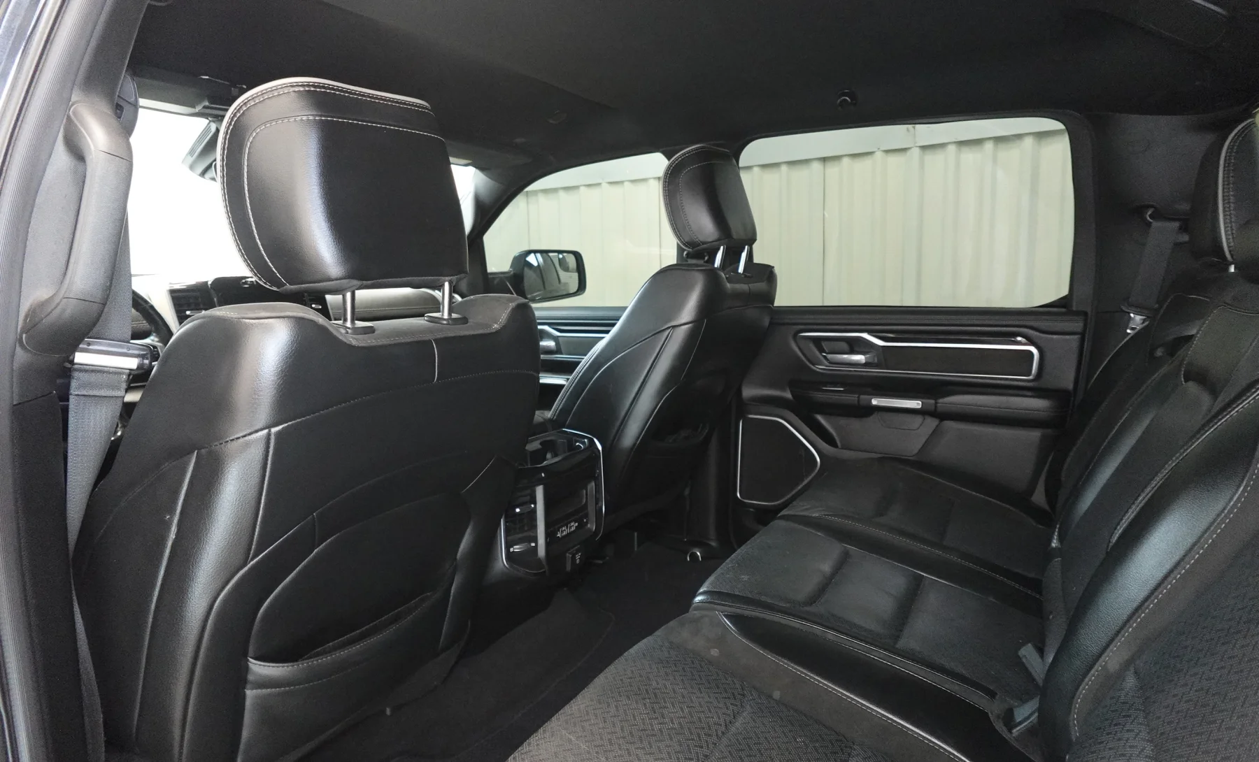 RAM 1500 Laramie 2019 — interior 4 de 9