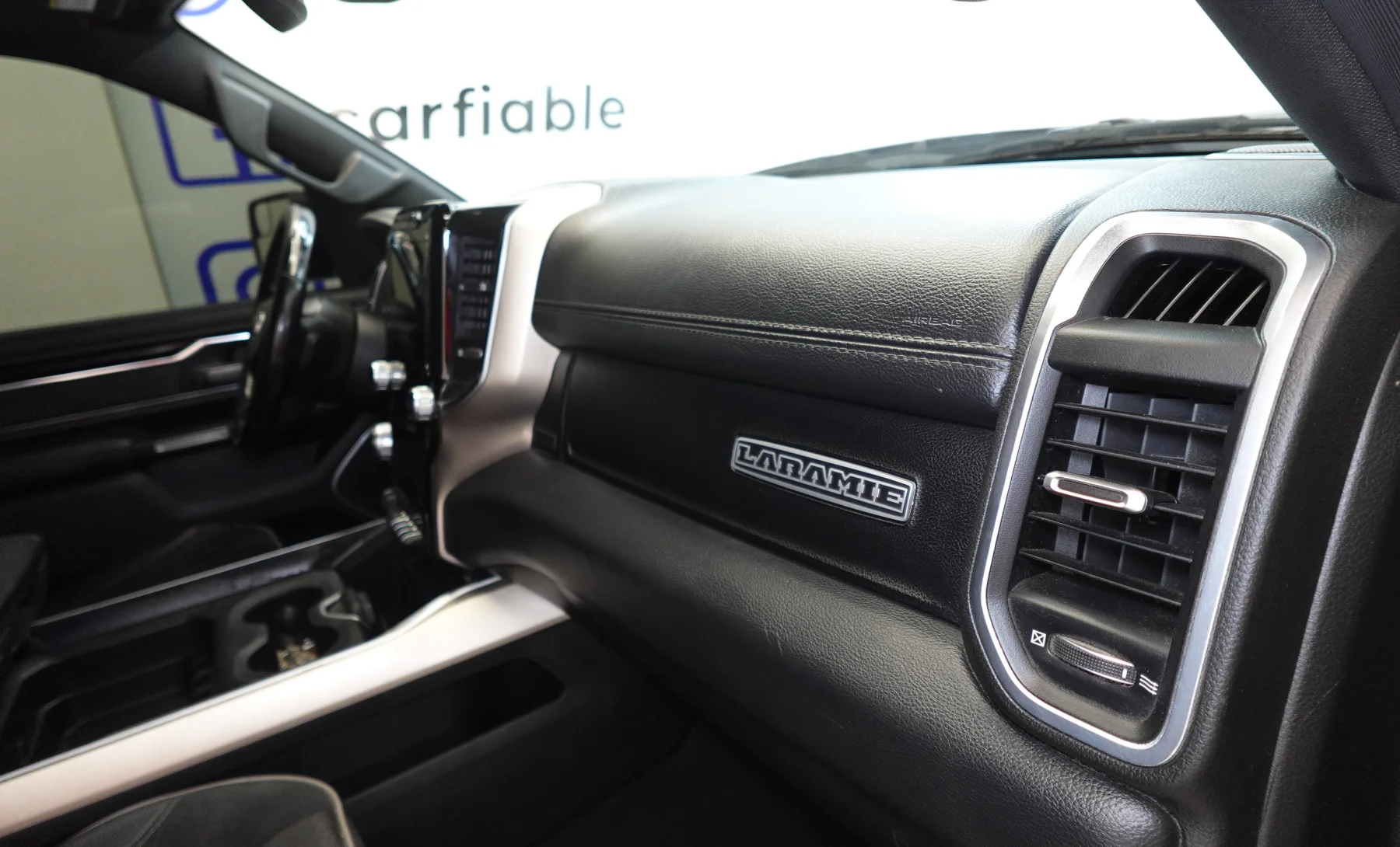 RAM 1500 Laramie 2019 — interior 5 de 9