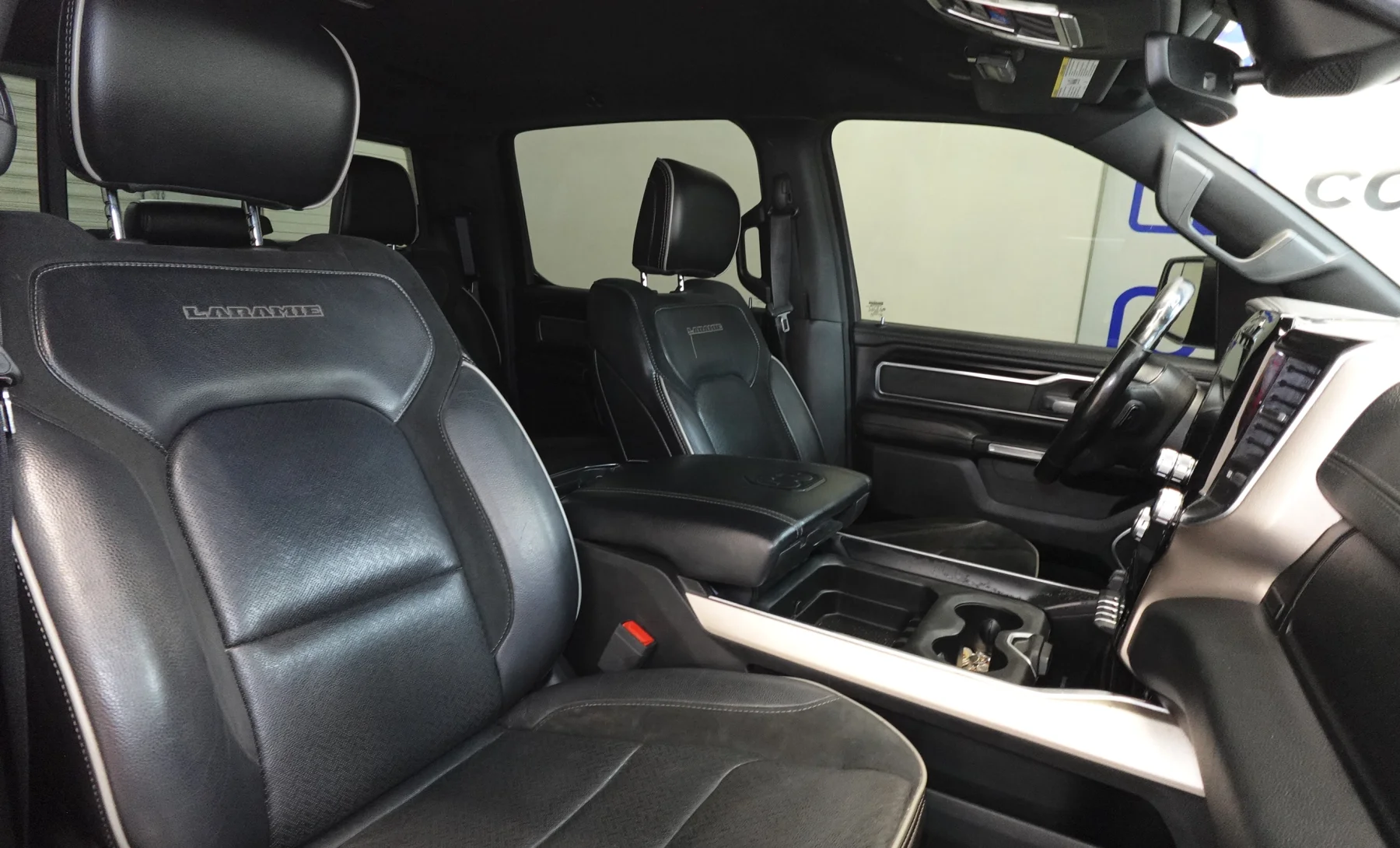RAM 1500 Laramie 2019 — interior 9 de 9