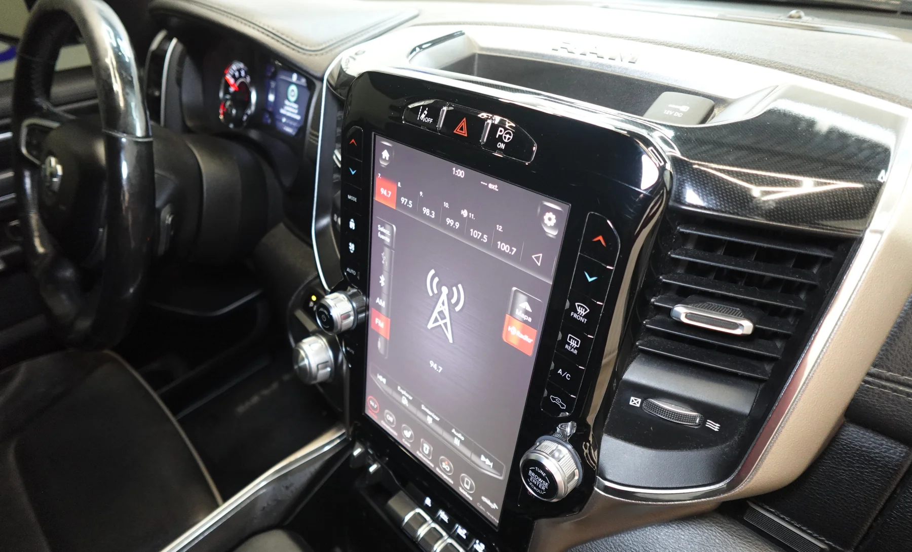 RAM 1500 Laramie 2019 — interior 6 de 9