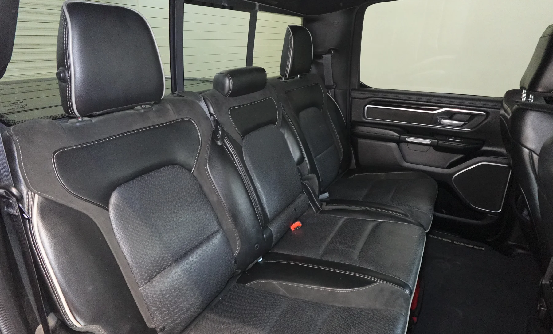 RAM 1500 Laramie 2019 — interior 7 de 9