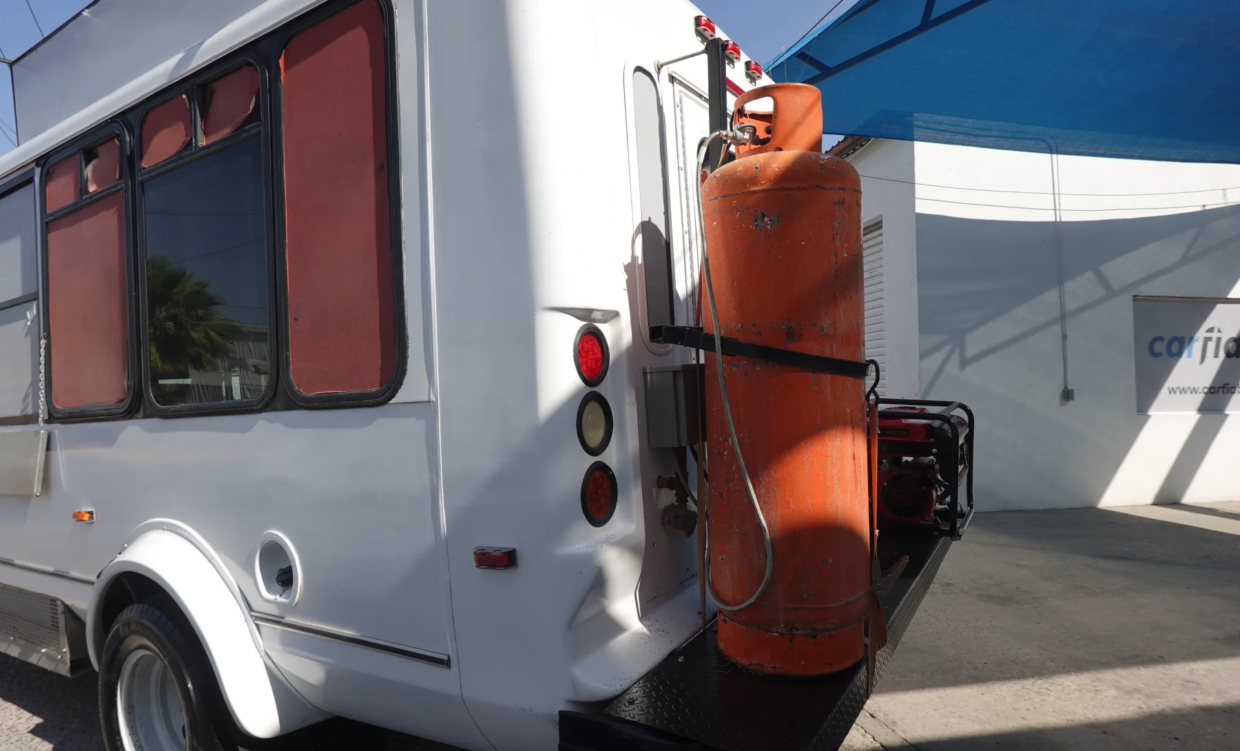 Ford E-350 Super Duty Base 2009 — exterior 8 de 9