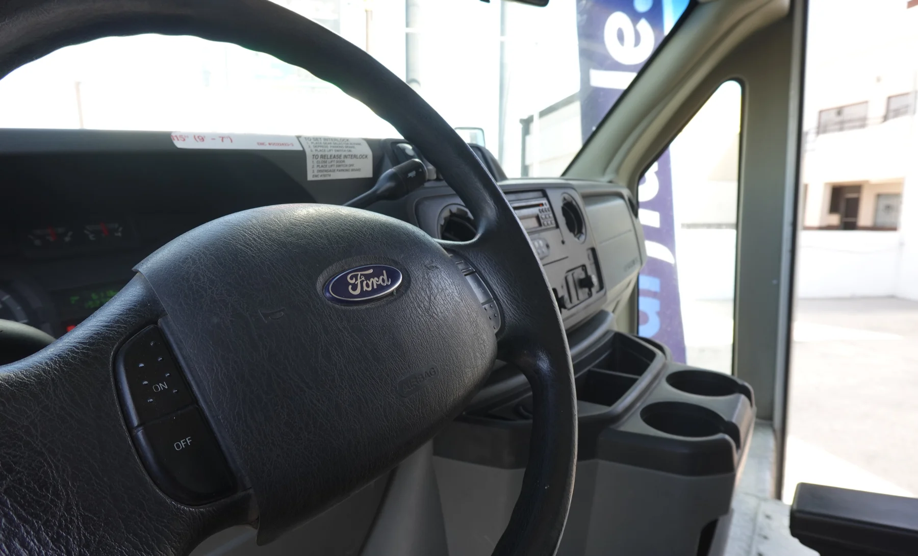 Ford E-350 Super Duty Base 2009 — interior 2 de 10