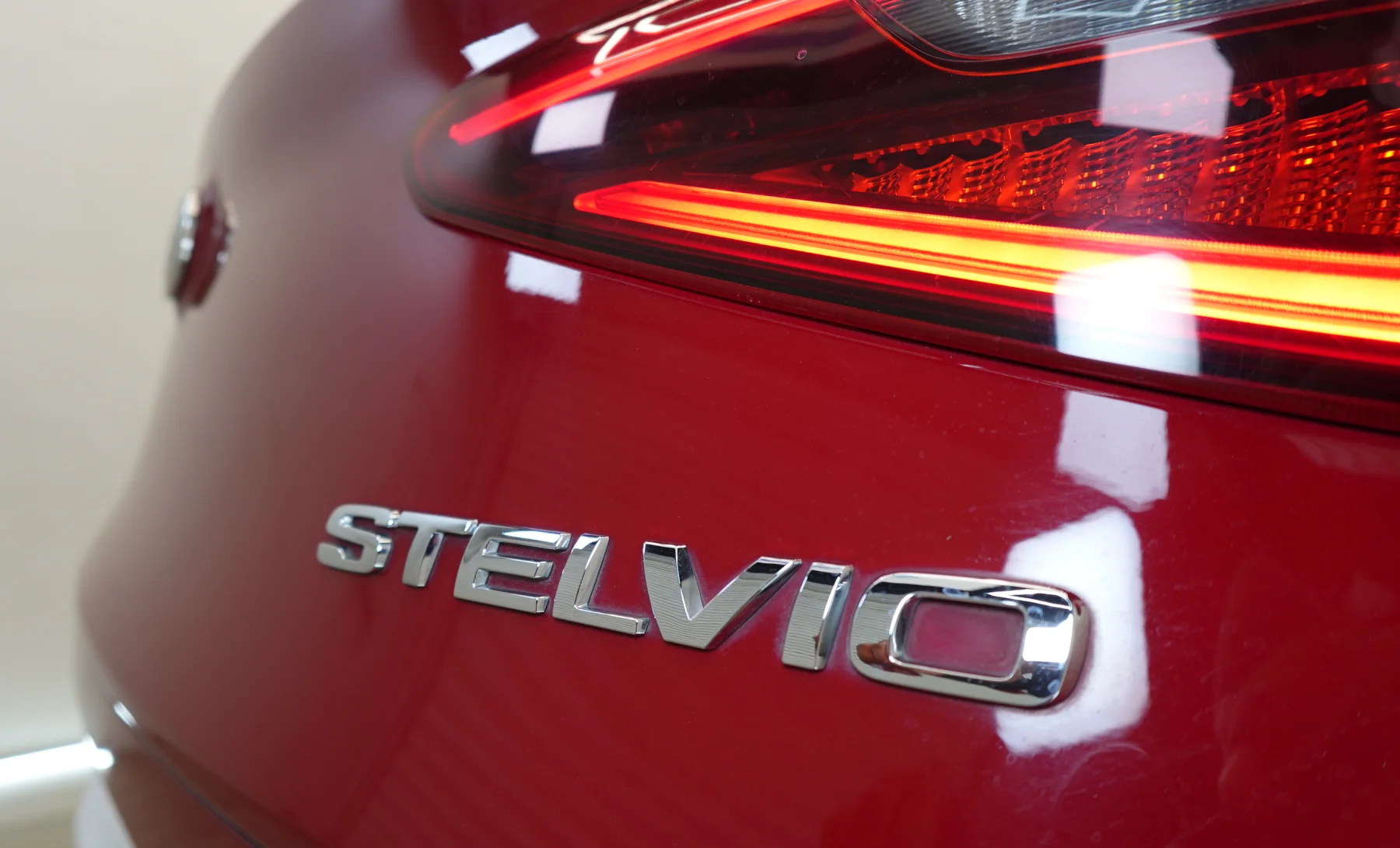 Alfa Romeo Stelvio Base 2019 — exterior 8 de 10
