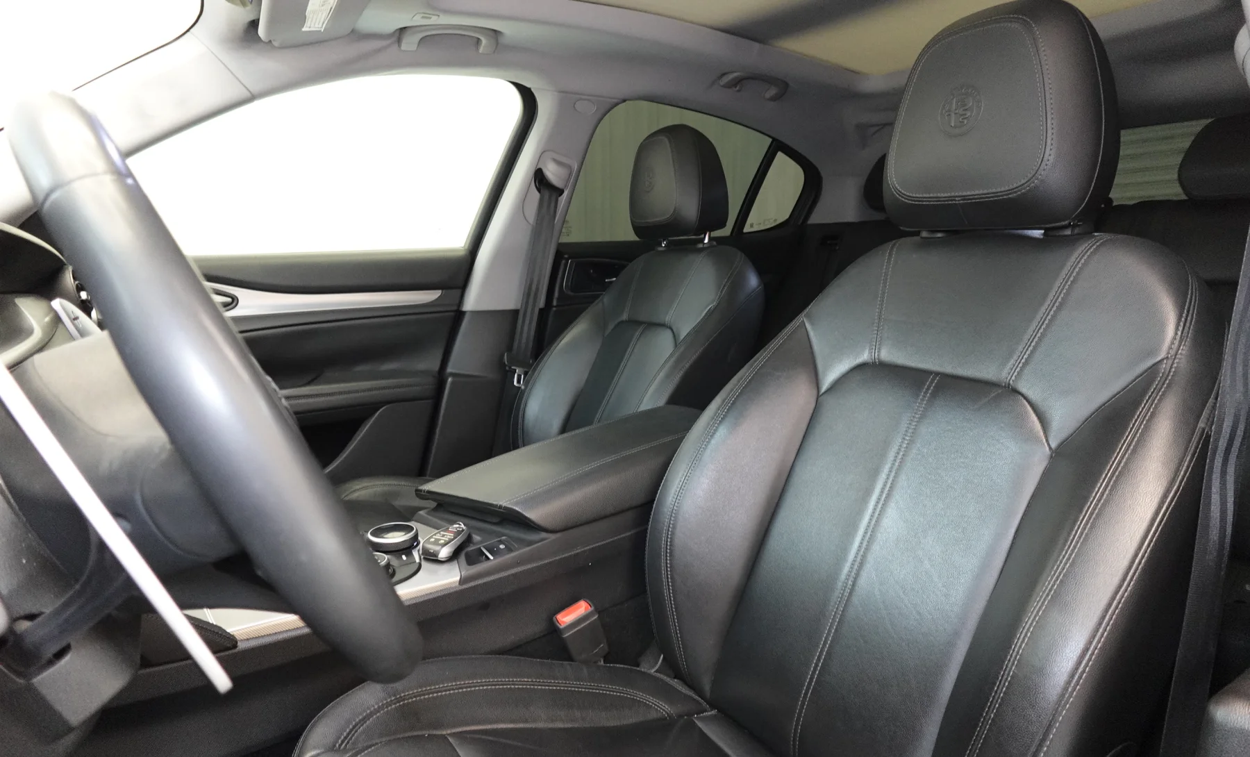 Alfa Romeo Stelvio Base 2019 — interior 1 de 8