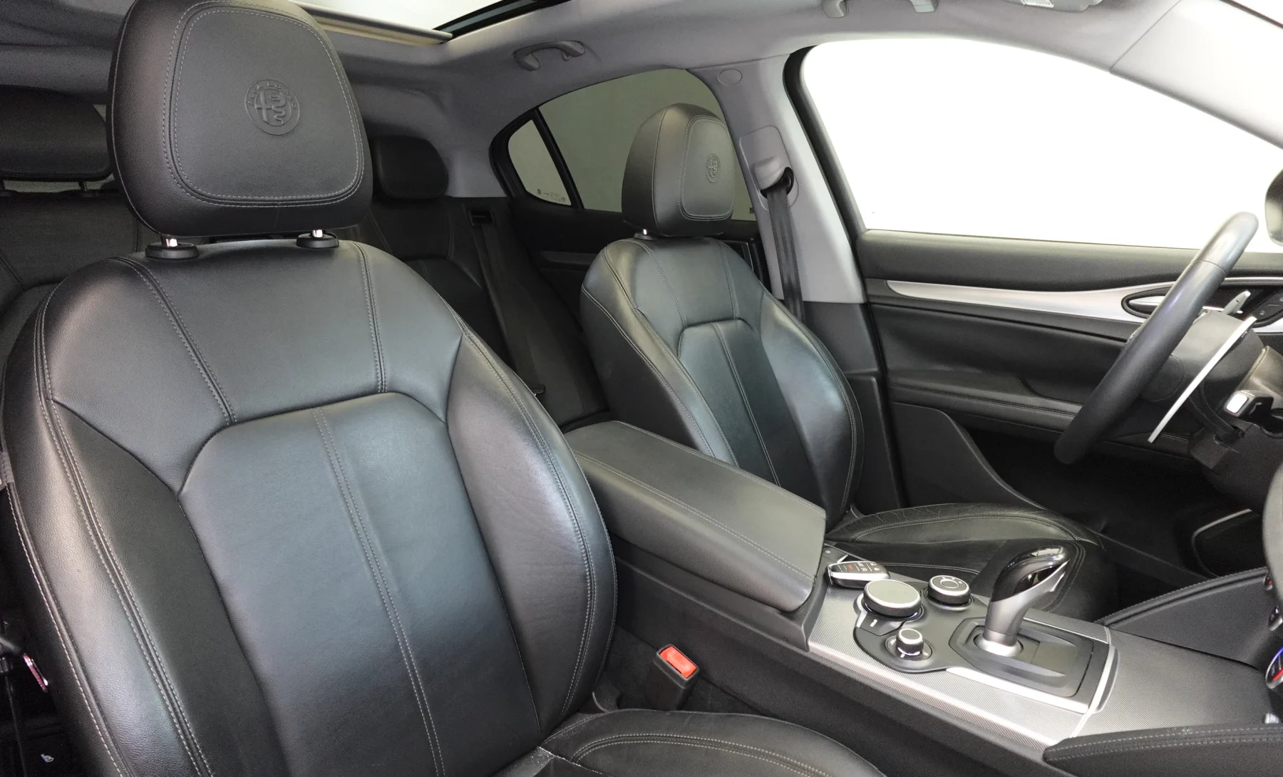 Alfa Romeo Stelvio Base 2019 — interior 5 de 8