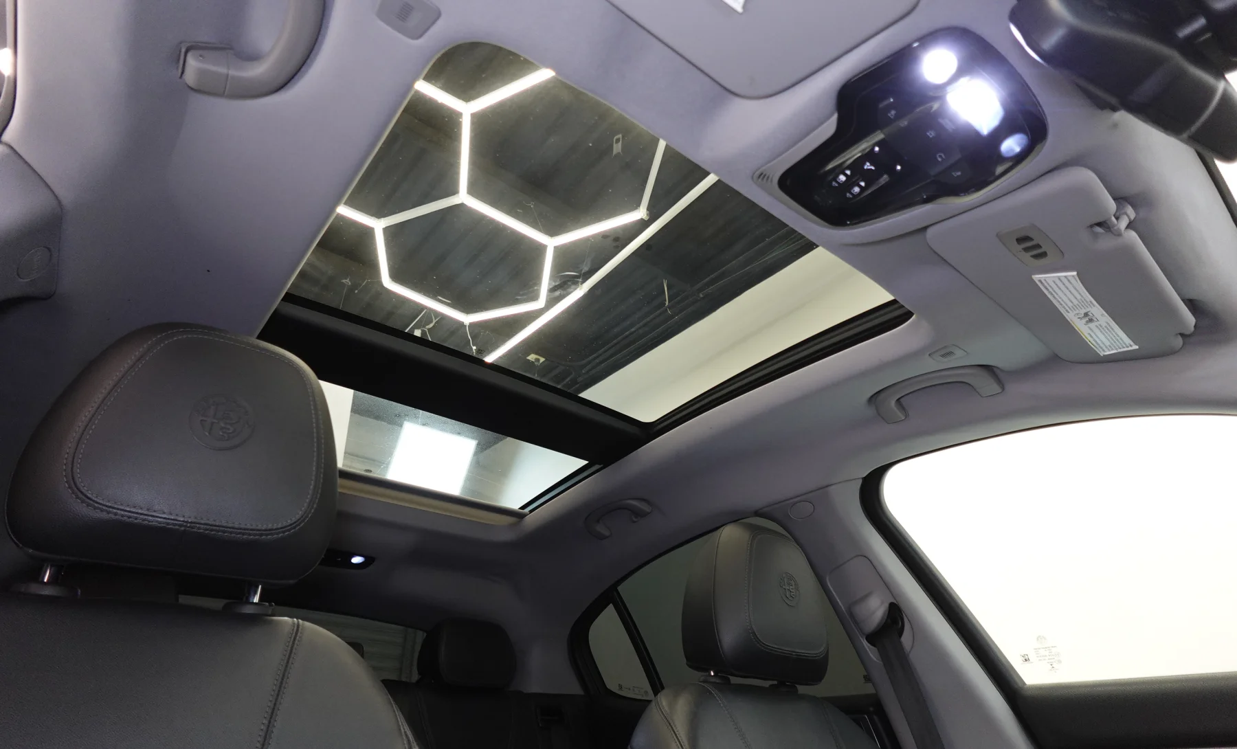 Alfa Romeo Stelvio Base 2019 — interior 6 de 8