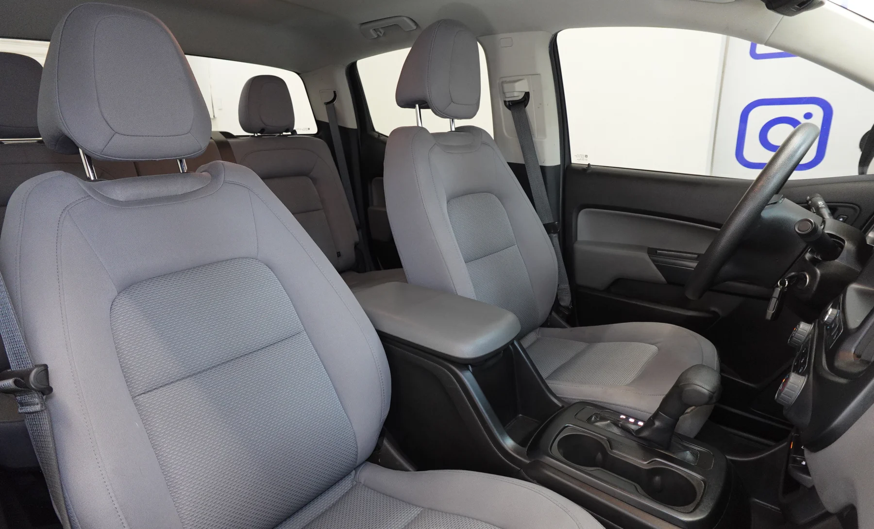 Chevrolet Colorado WT 2019 — interior 7 de 10