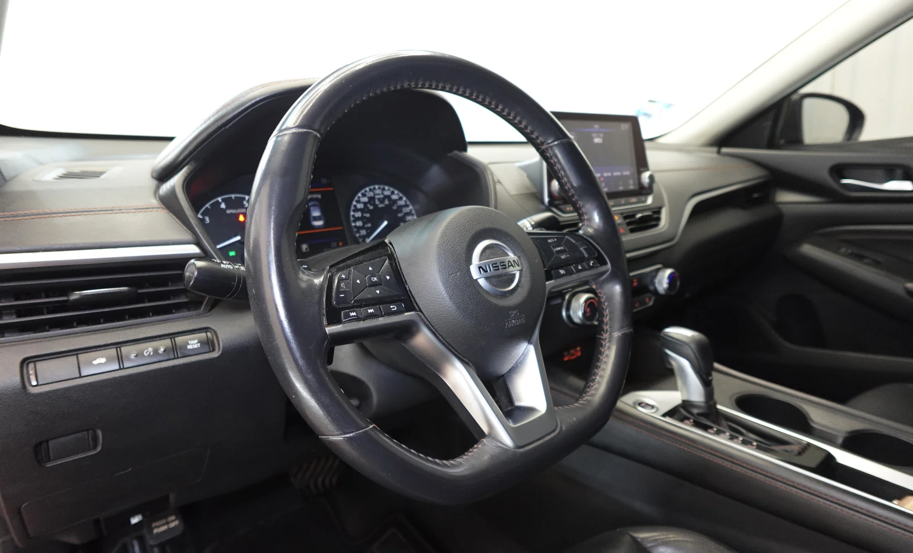 Nissan Altima SR 2021 — interior 1 de 10