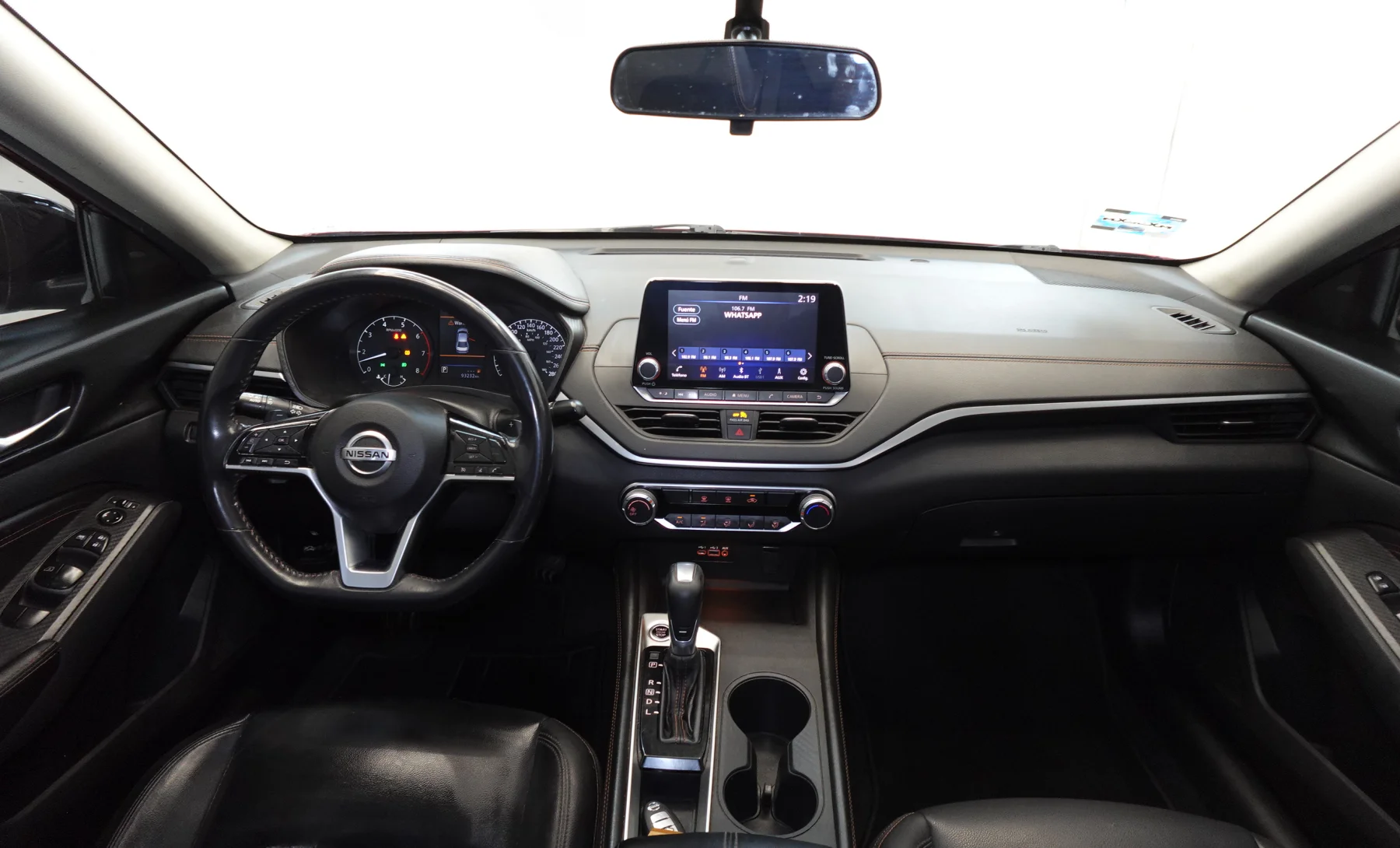 Nissan Altima SR 2021 — interior 4 de 10