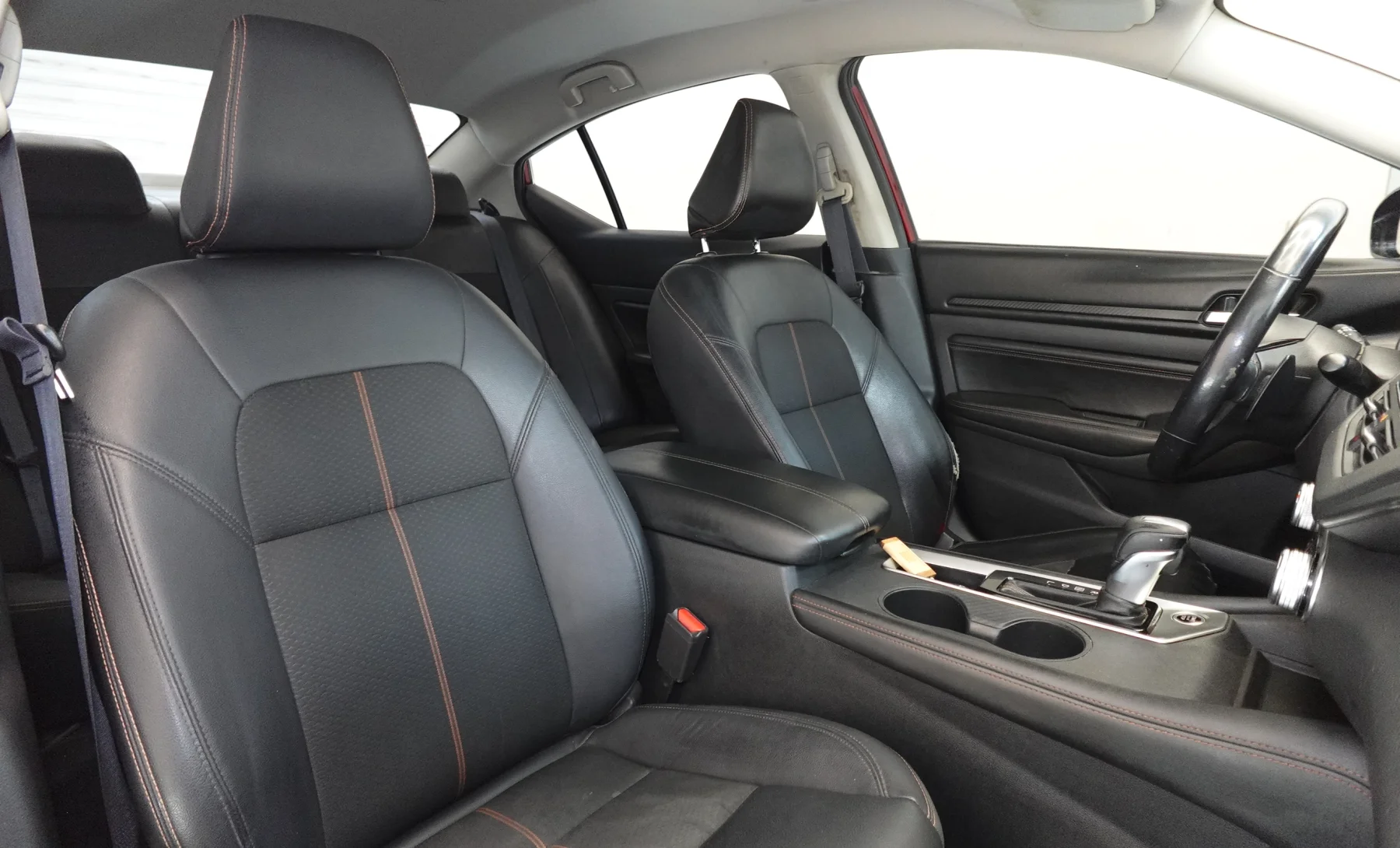 Nissan Altima SR 2021 — interior 6 de 10
