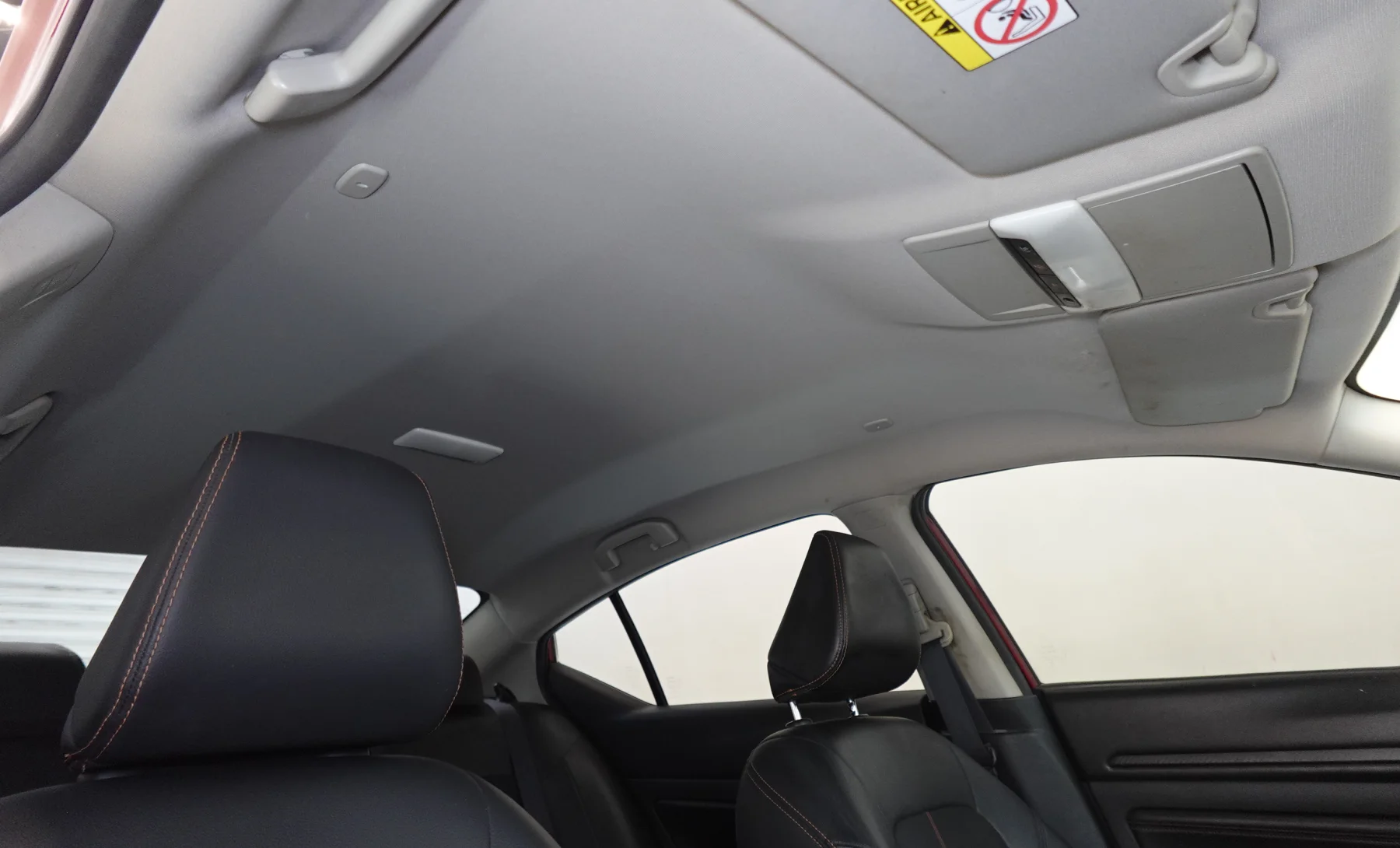 Nissan Altima SR 2021 — interior 7 de 10