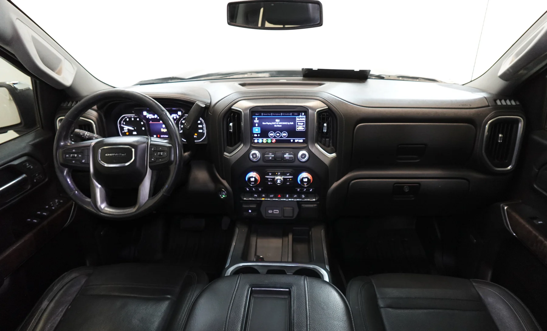 GMC Sierra 1500 Denali 2019 — interior 5 de 10