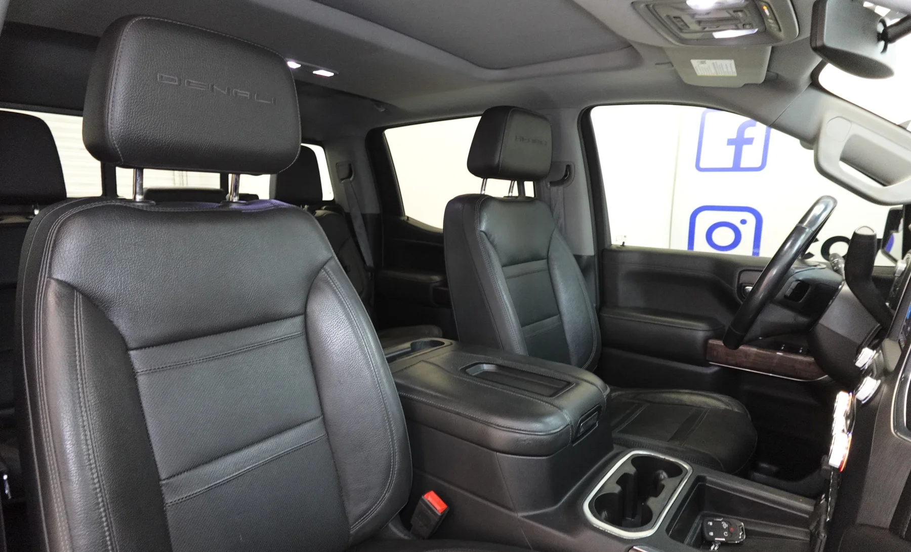 GMC Sierra 1500 Denali 2019 — interior 3 de 10