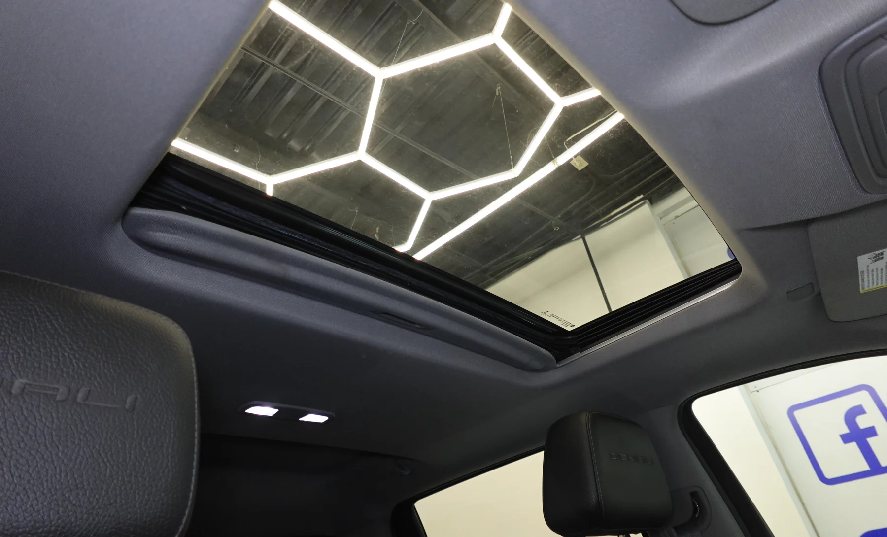 GMC Sierra 1500 Denali 2019 — interior 7 de 10