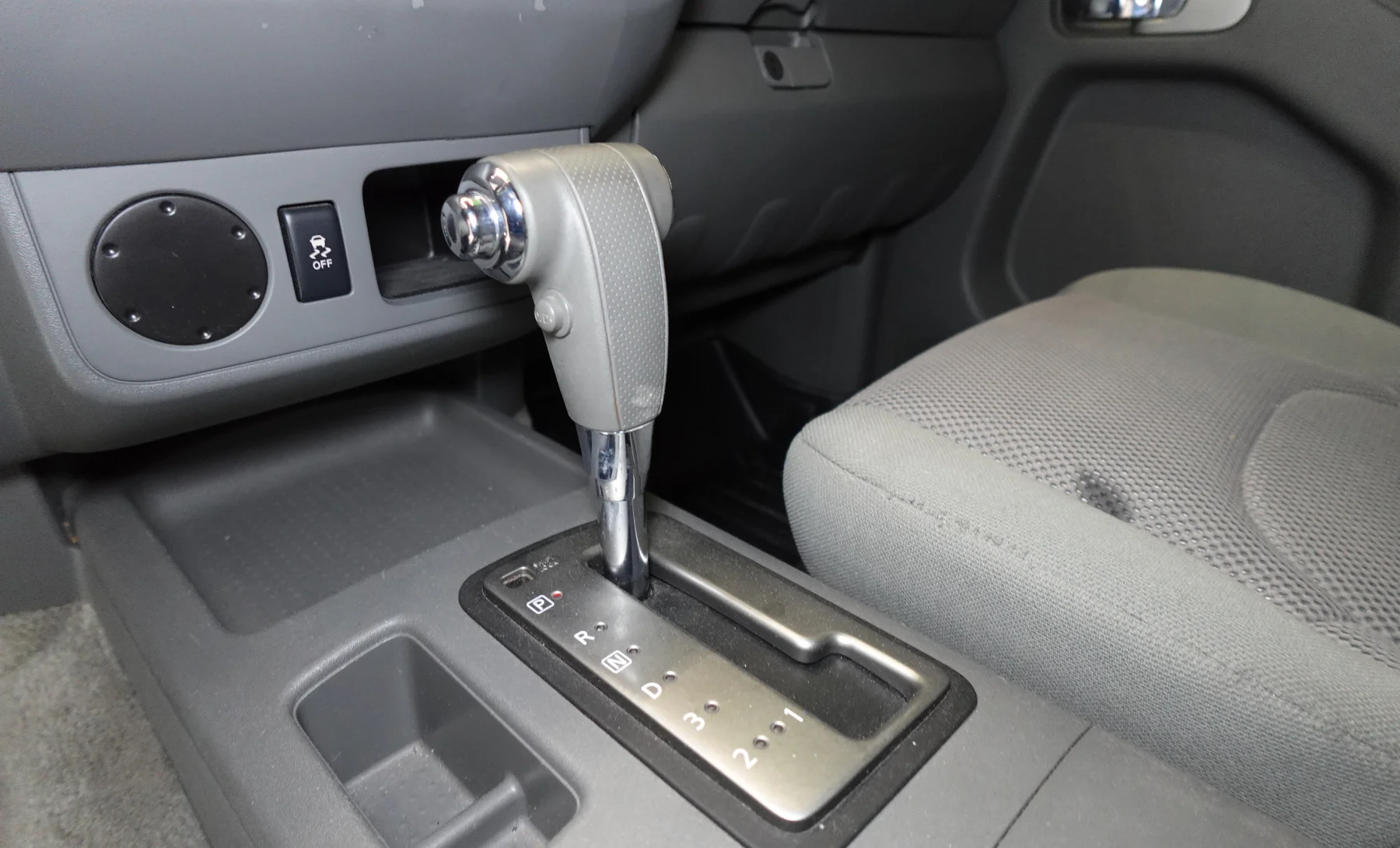 Nissan Frontier S 2018 — interior 3 de 10