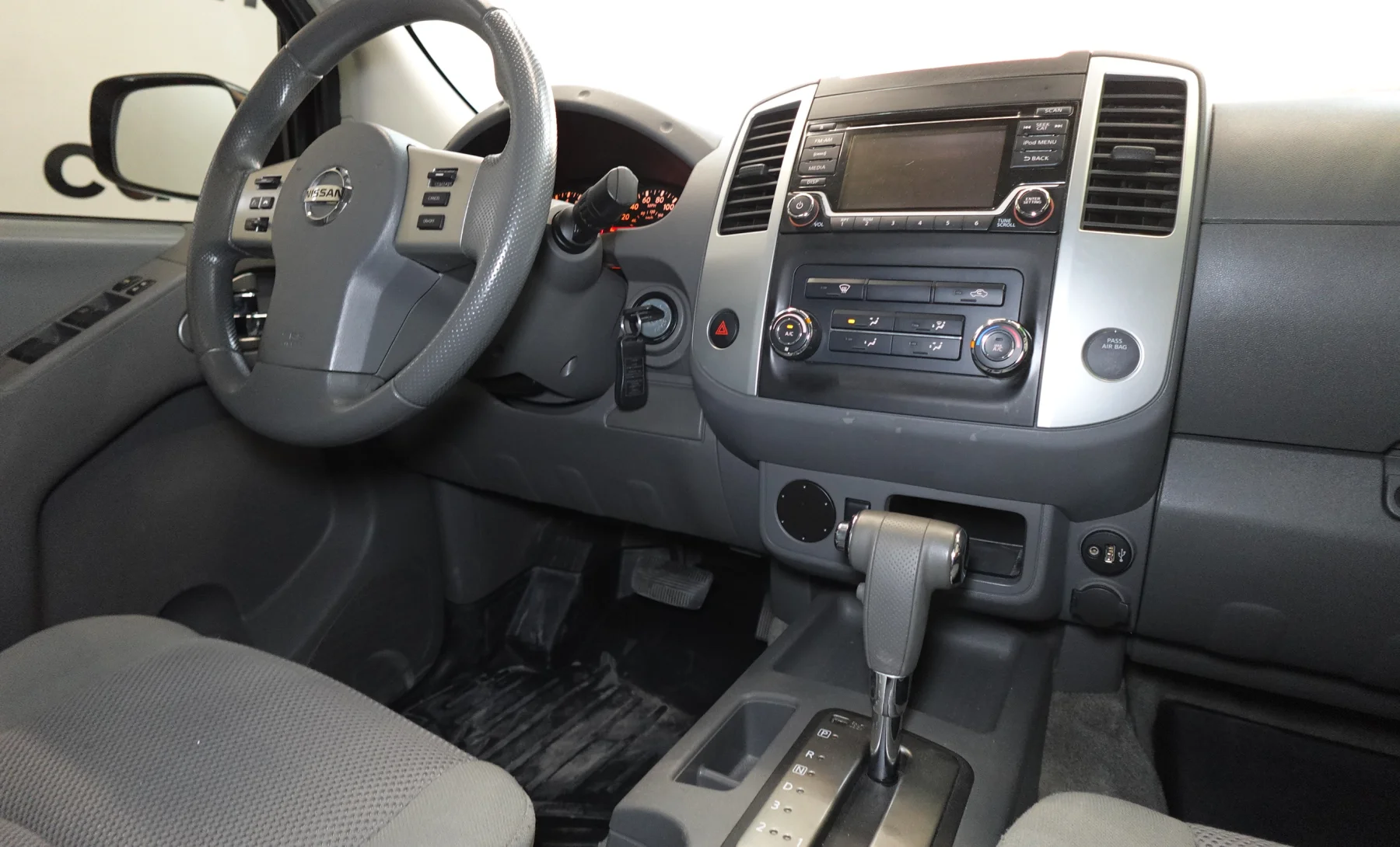 Nissan Frontier S 2018 — interior 8 de 10