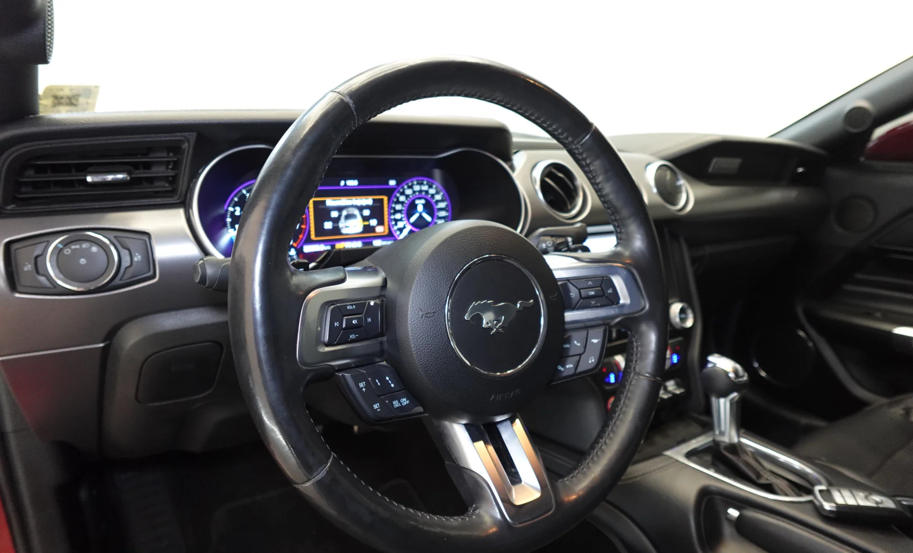 Ford Mustang EcoBoost Premium 2022 — interior 1 de 10