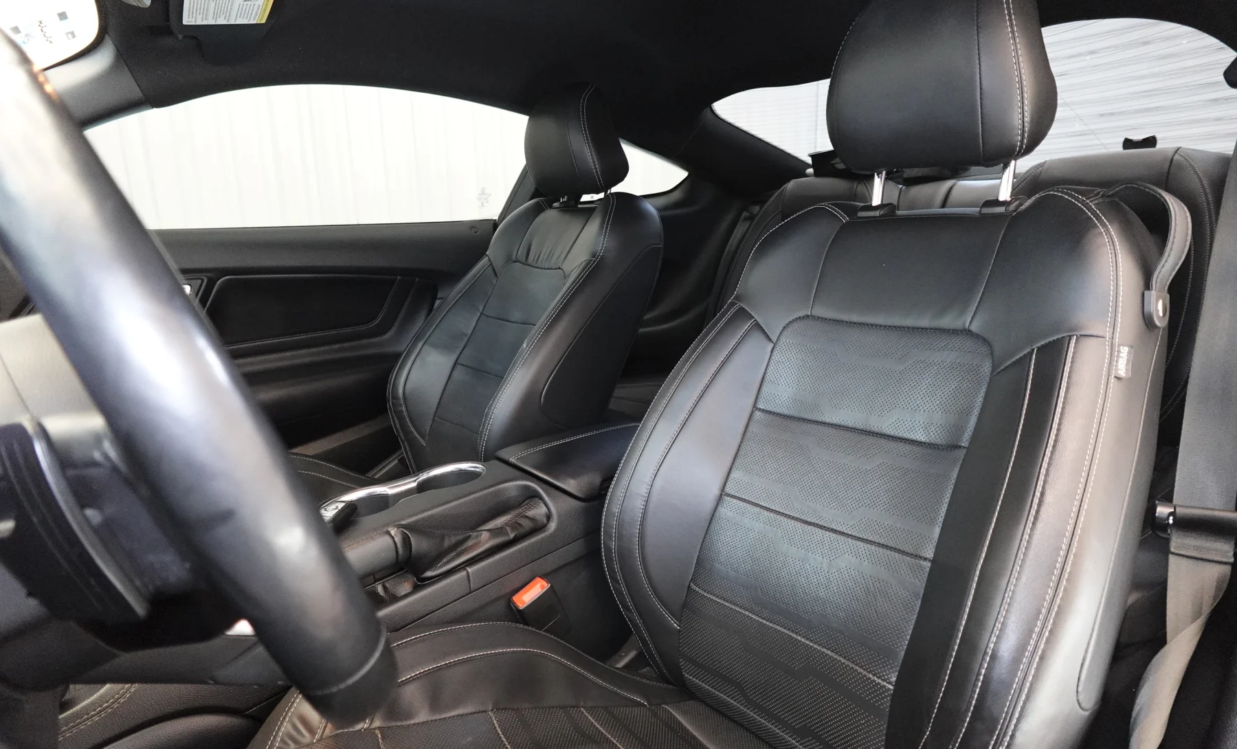 Ford Mustang EcoBoost Premium 2022 — interior 2 de 10