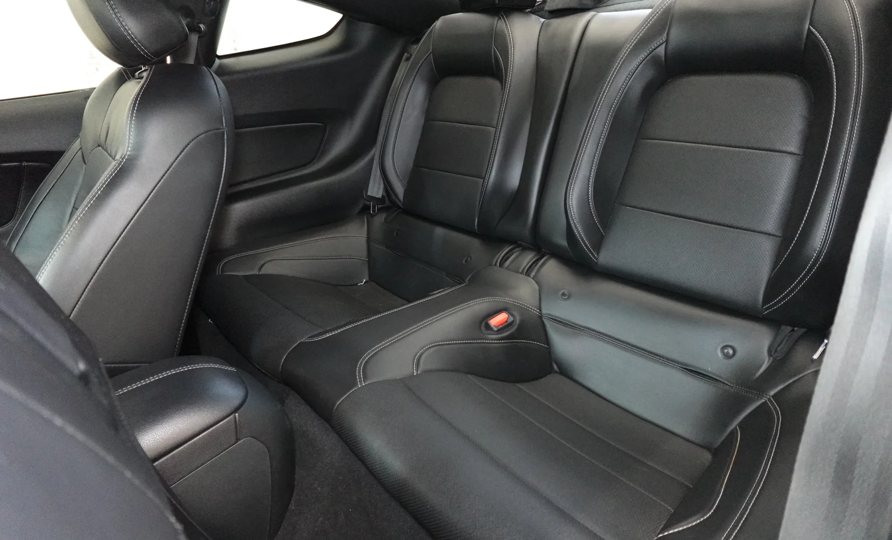 Ford Mustang EcoBoost Premium 2022 — interior 4 de 10