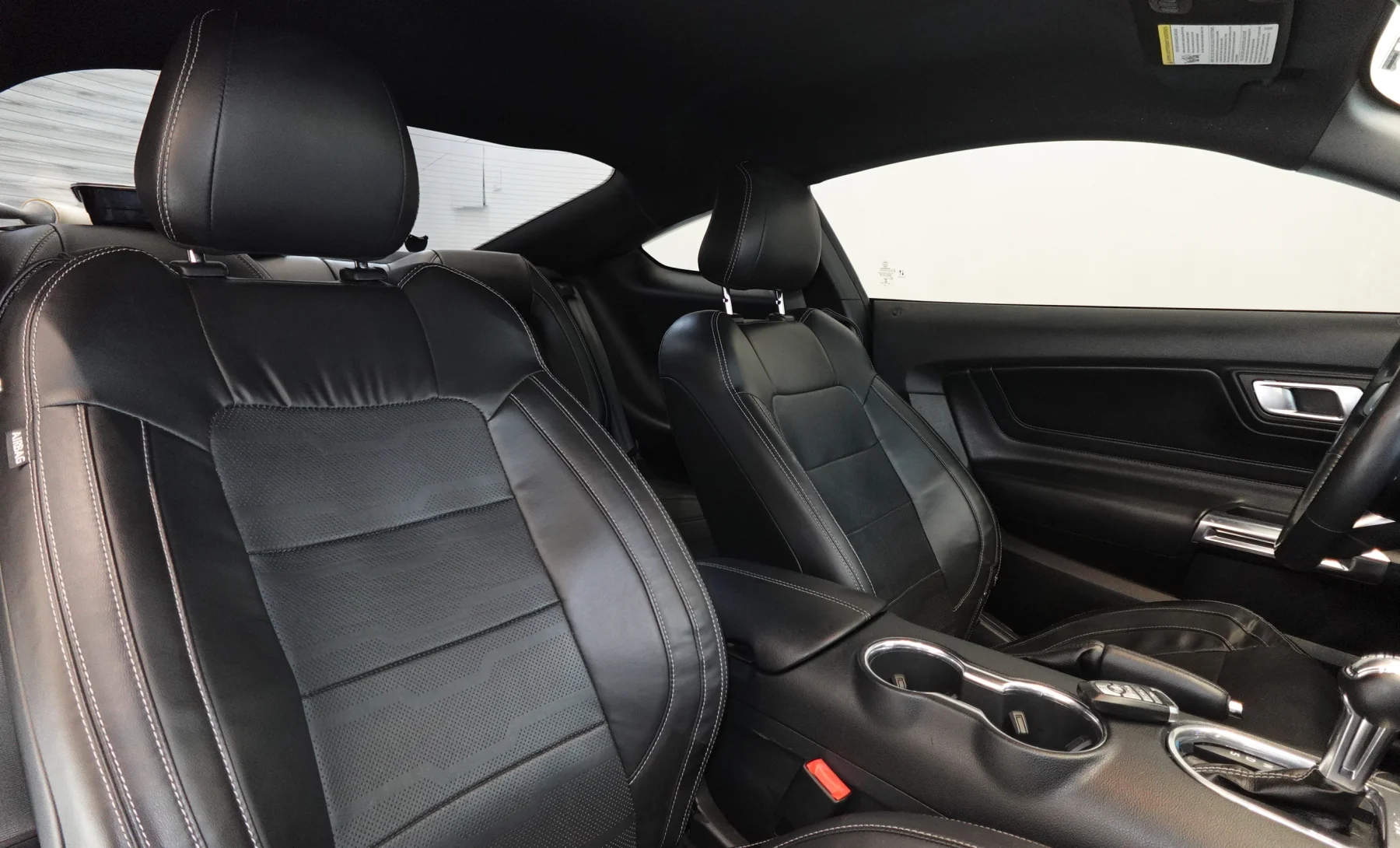 Ford Mustang EcoBoost Premium 2022 — interior 9 de 10