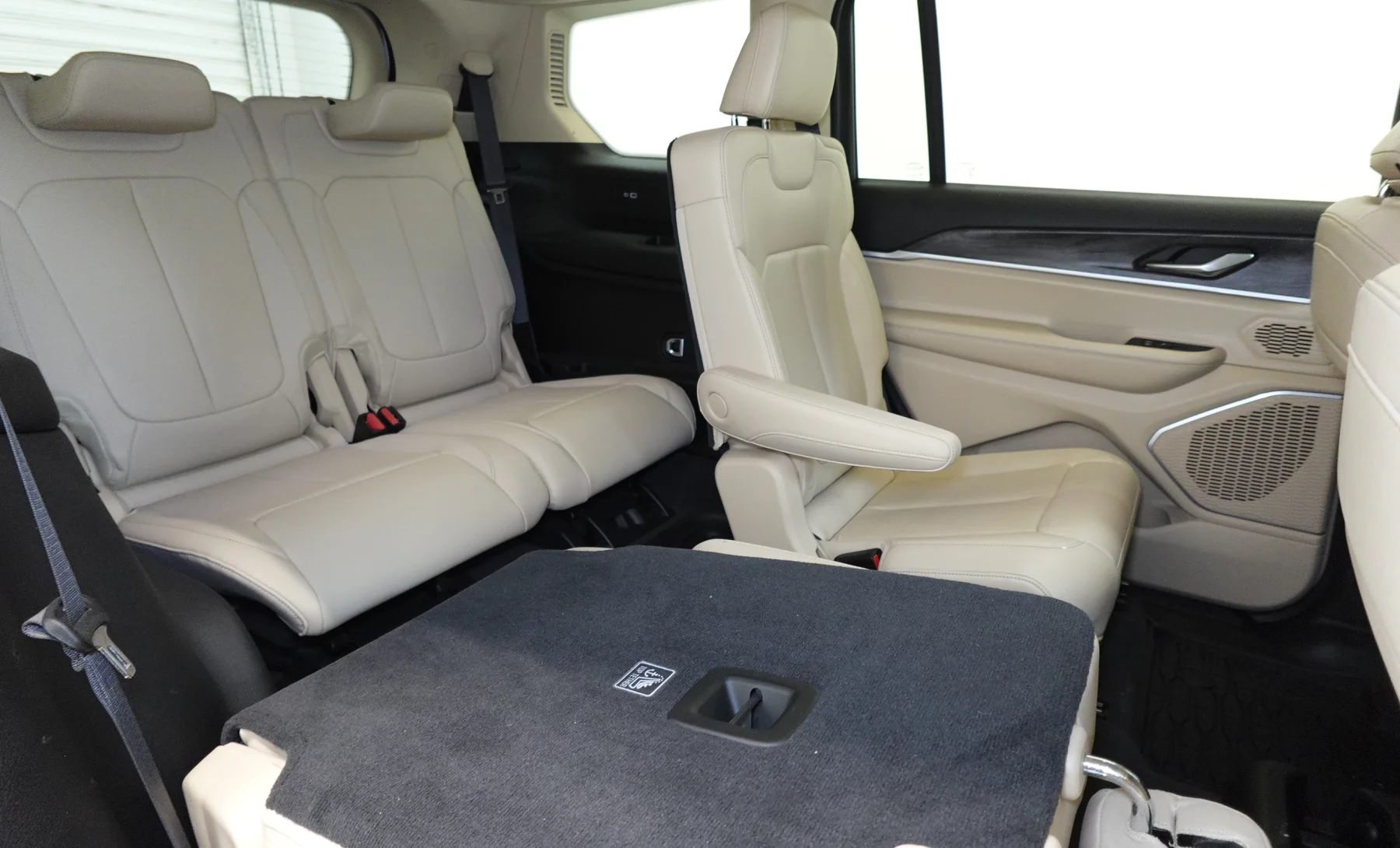 Jeep Grand Cherokee L Limited 2021 — interior 8 de 10