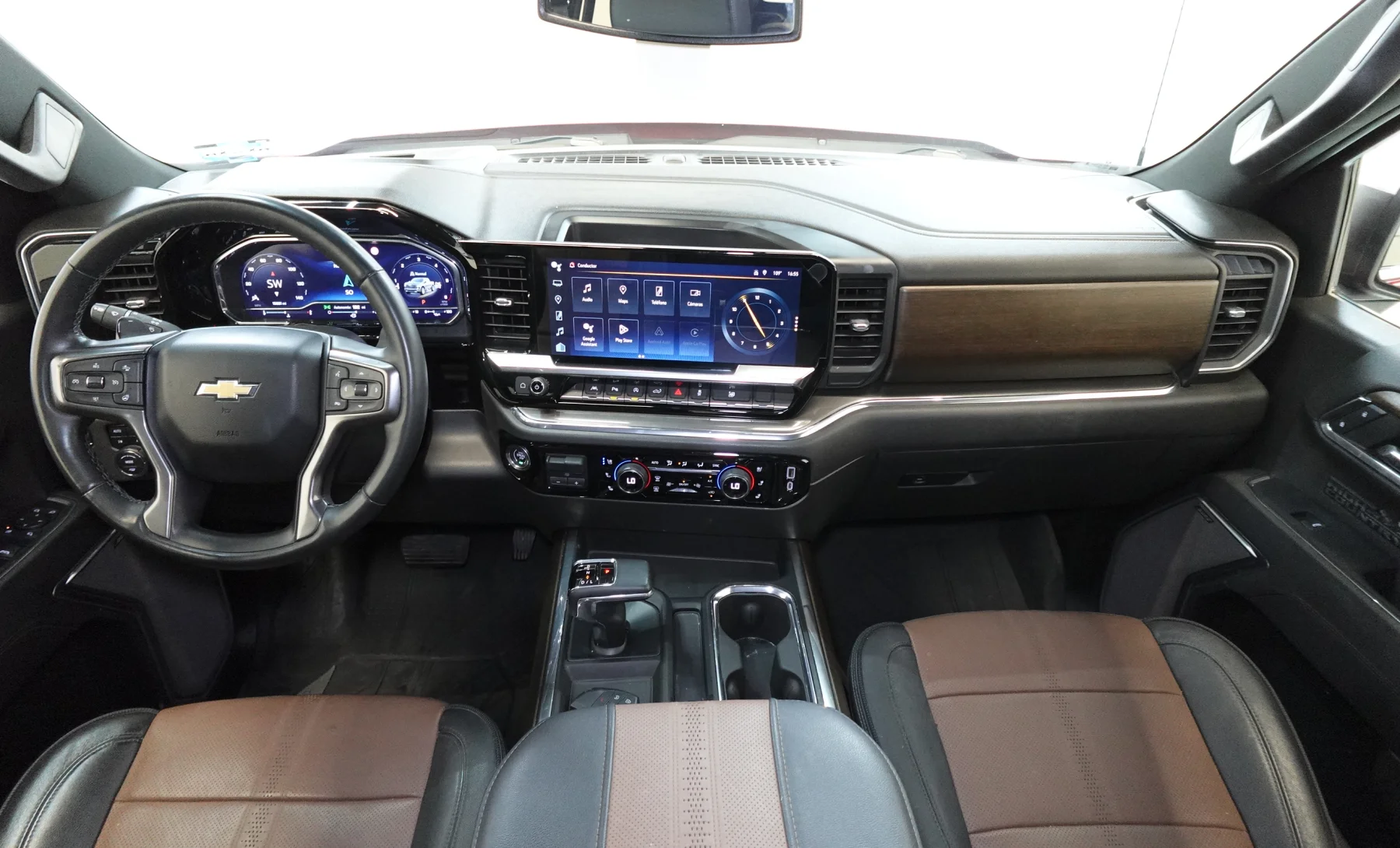 Chevrolet Silverado 1500 High Country 2023 — interior 4 de 10