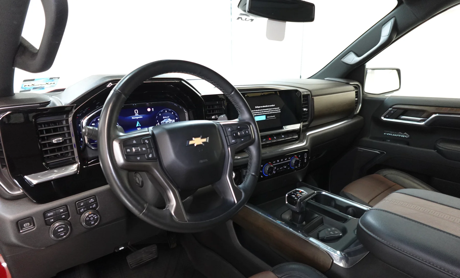 Chevrolet Silverado 1500 High Country 2023 — interior 2 de 10