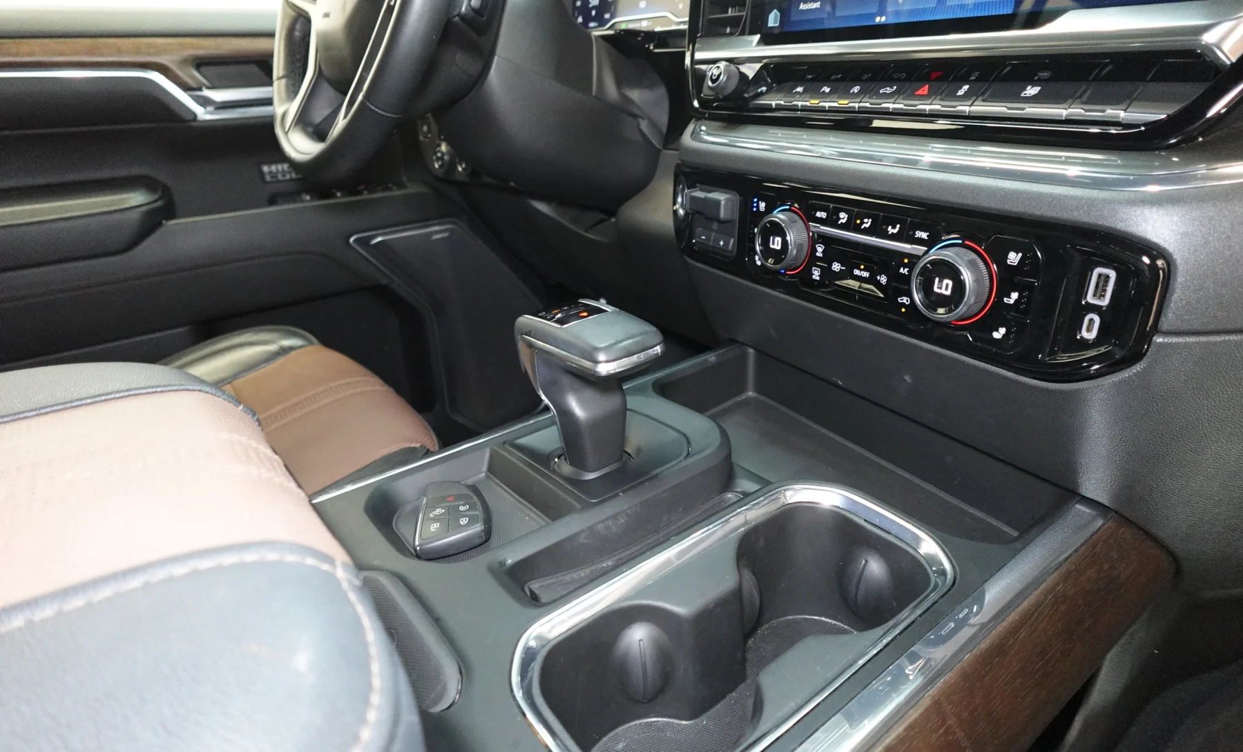 Chevrolet Silverado 1500 High Country 2023 — interior 8 de 10