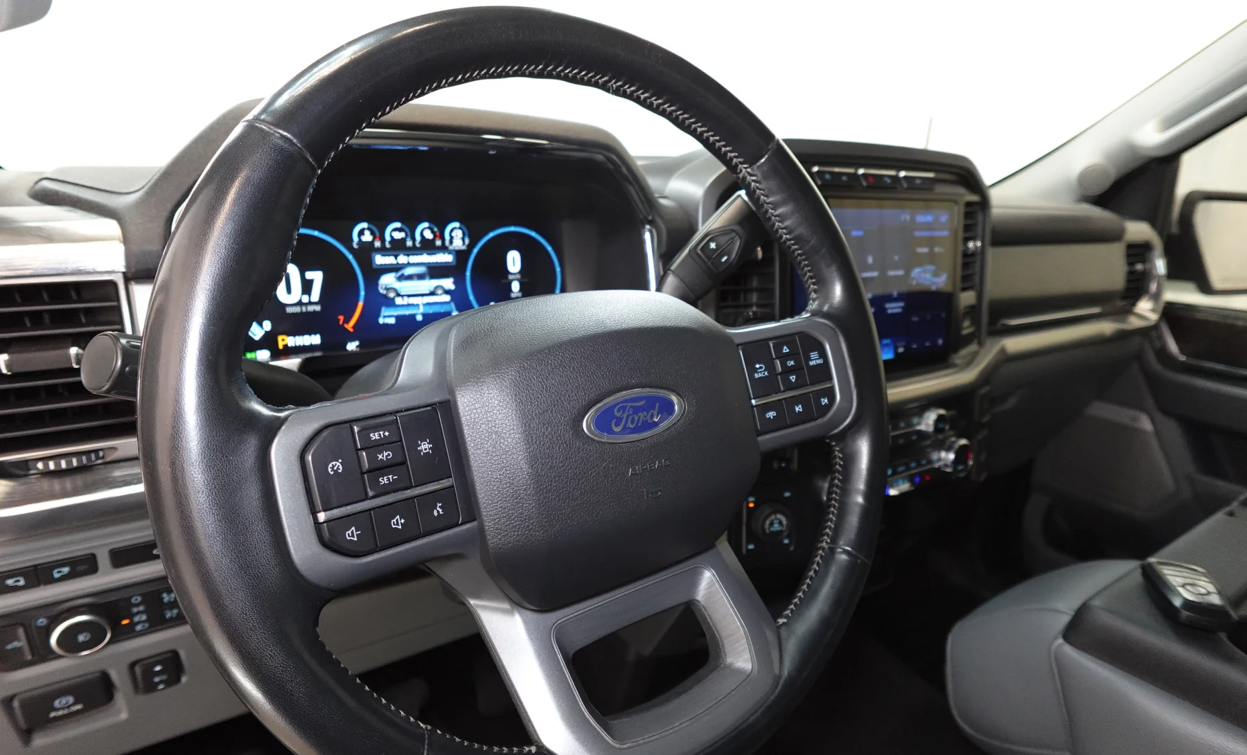 Ford F-150 Lariat 2021 — interior 2 de 10