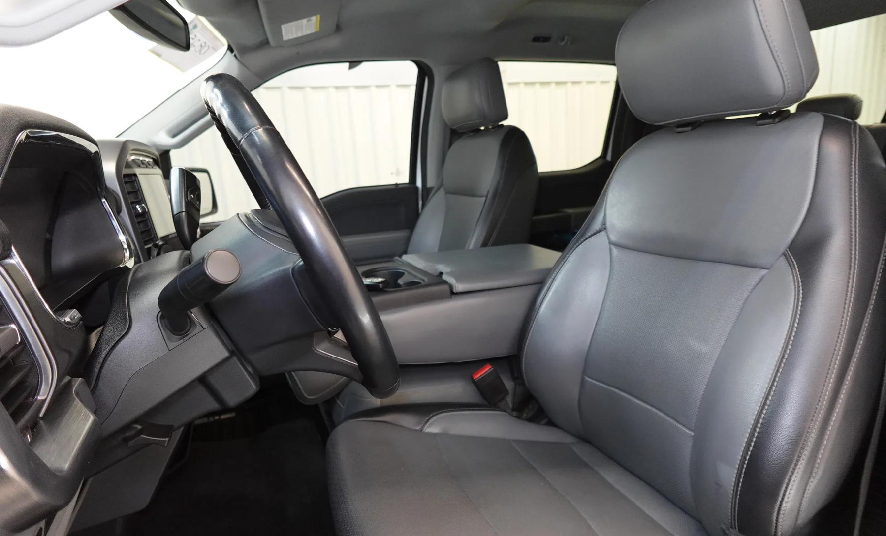 Ford F-150 Lariat 2021 — interior 3 de 10