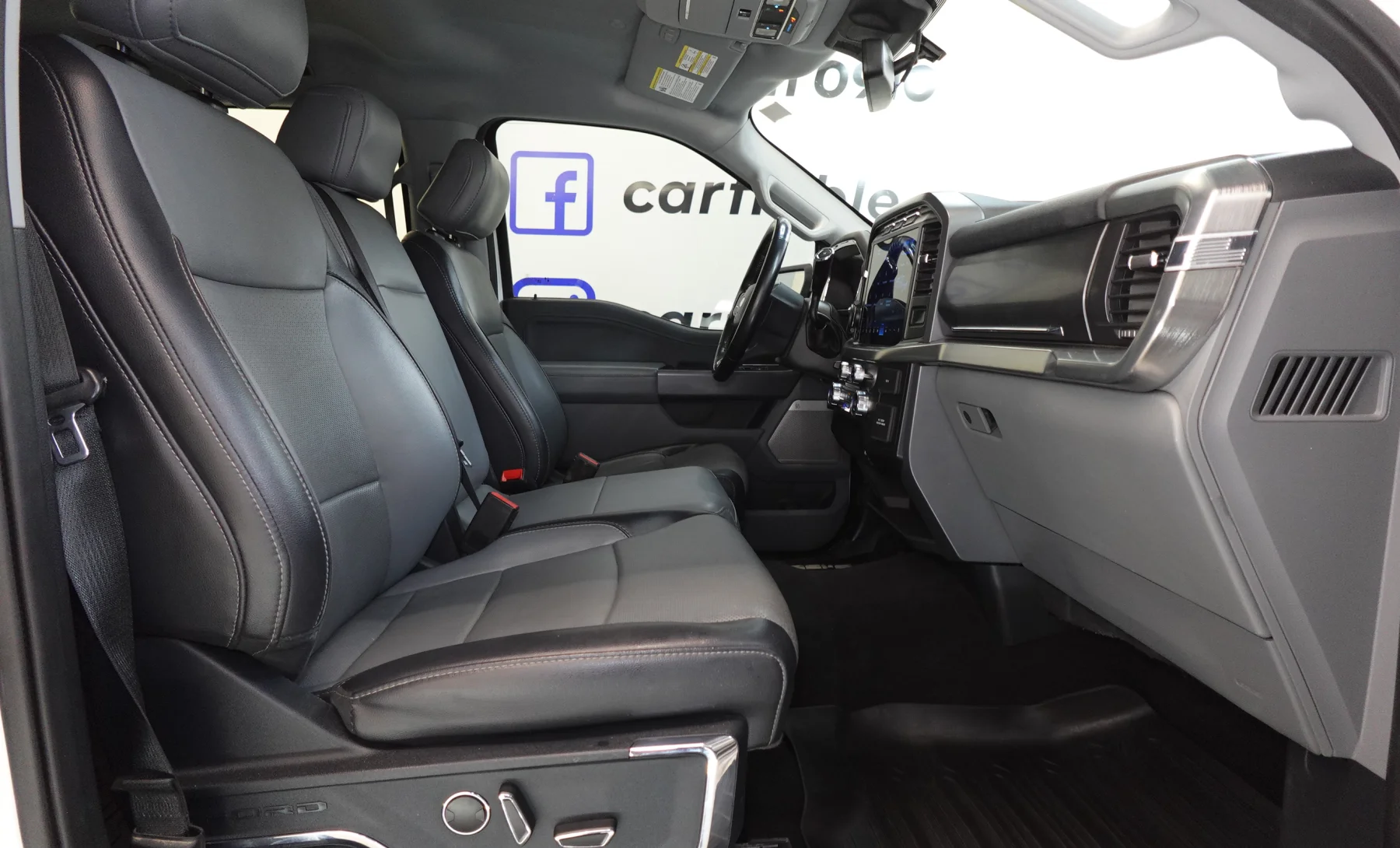 Ford F-150 Lariat 2021 — interior 8 de 10