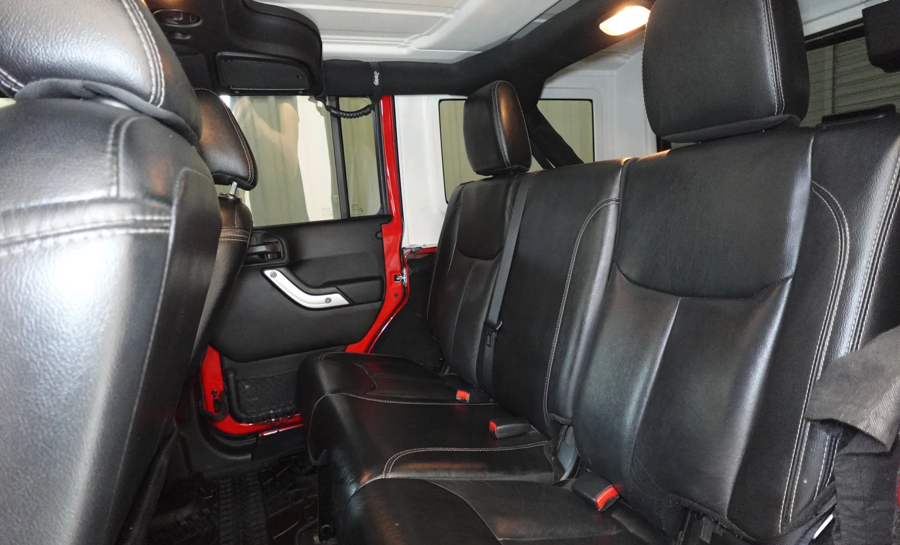 Jeep Wrangler Unlimited Sahara 2018 — interior 8 de 10