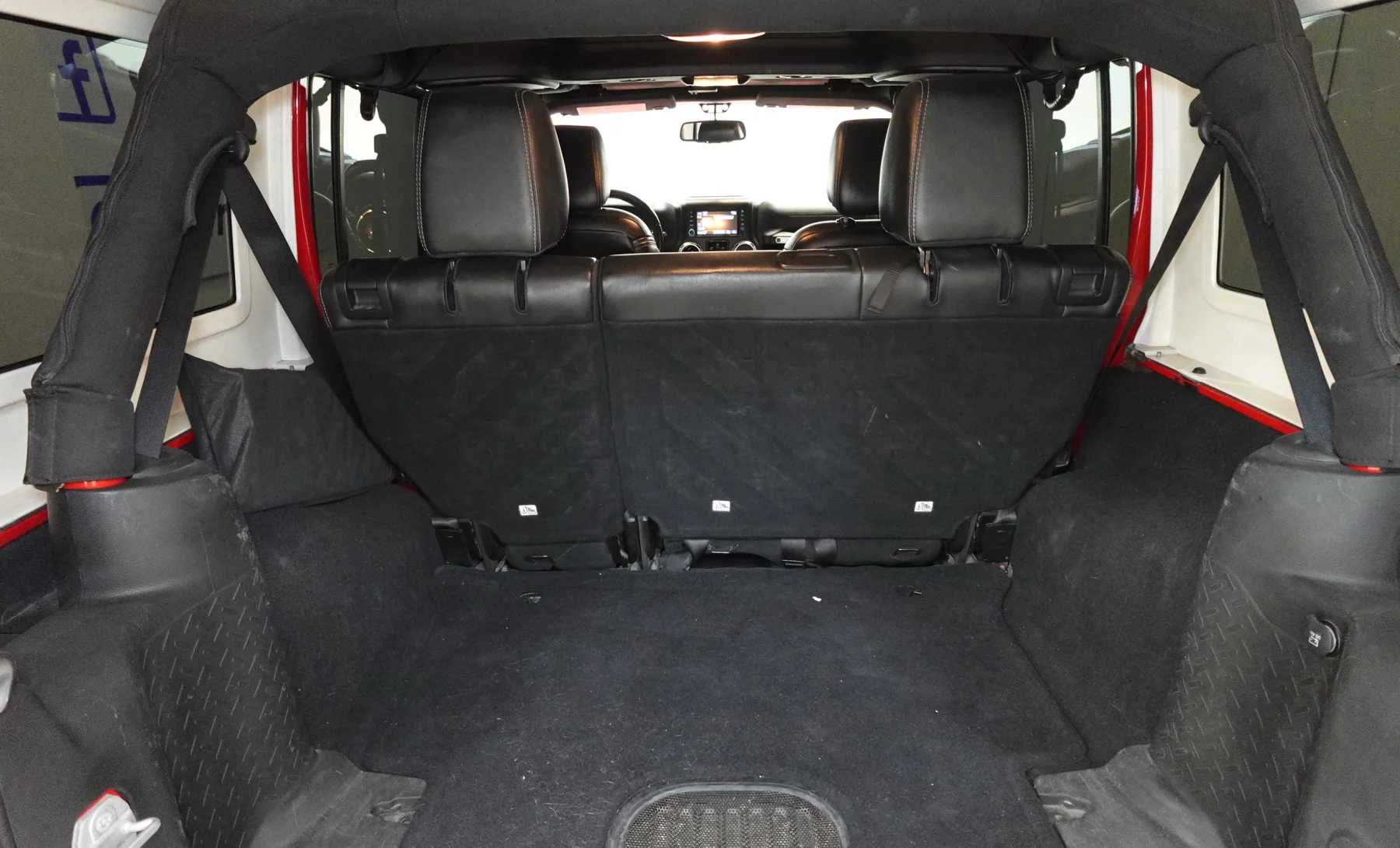 Jeep Wrangler Unlimited Sahara 2018 — interior 10 de 10