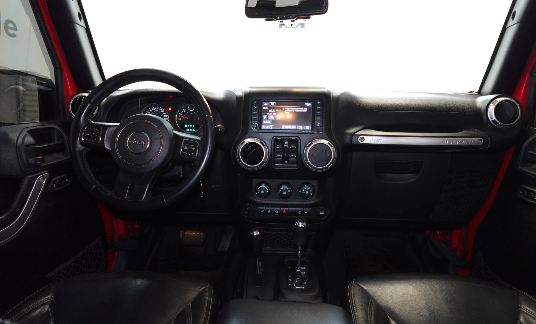 Jeep Wrangler Unlimited Sahara 2018 — interior 3 de 10