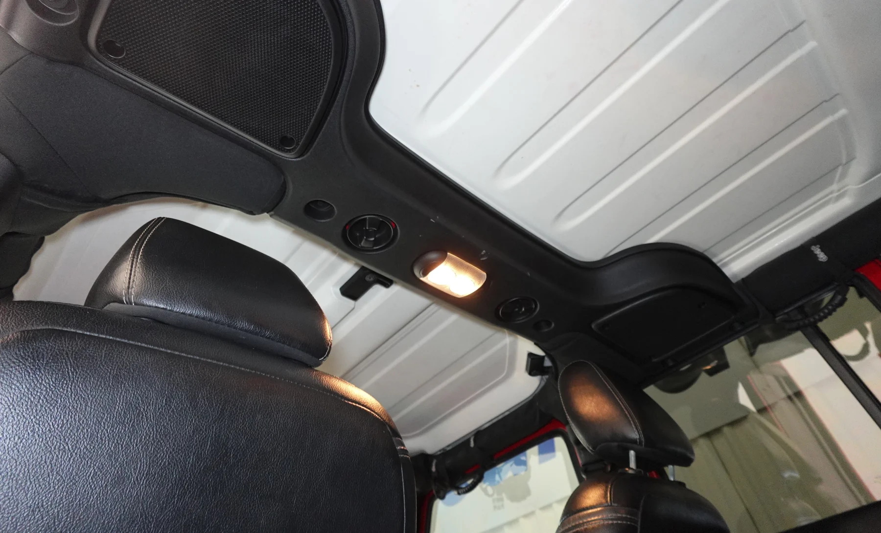 Jeep Wrangler Unlimited Sahara 2018 — interior 9 de 10
