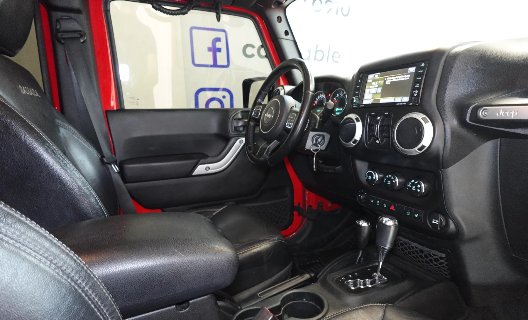 Jeep Wrangler Unlimited Sahara 2018 — interior 4 de 10
